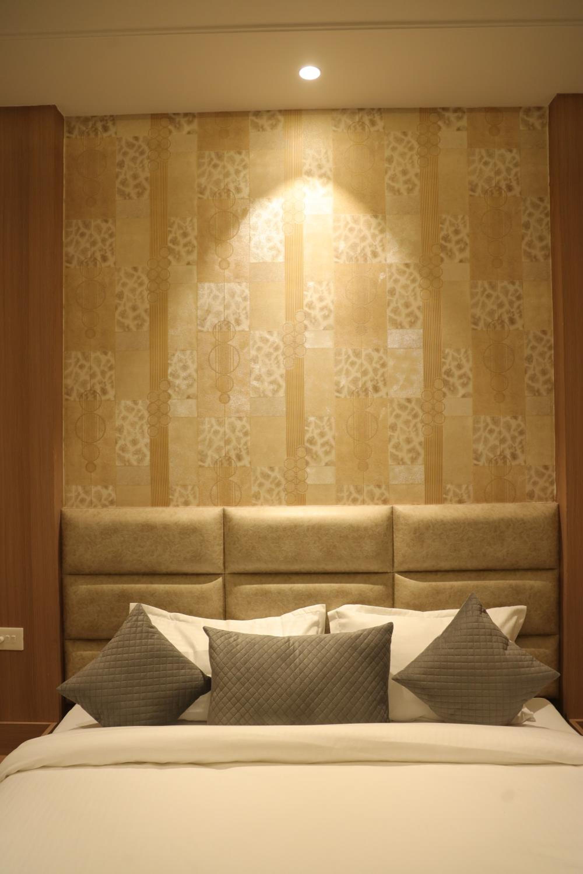 Deluxe King Room - Photo 11