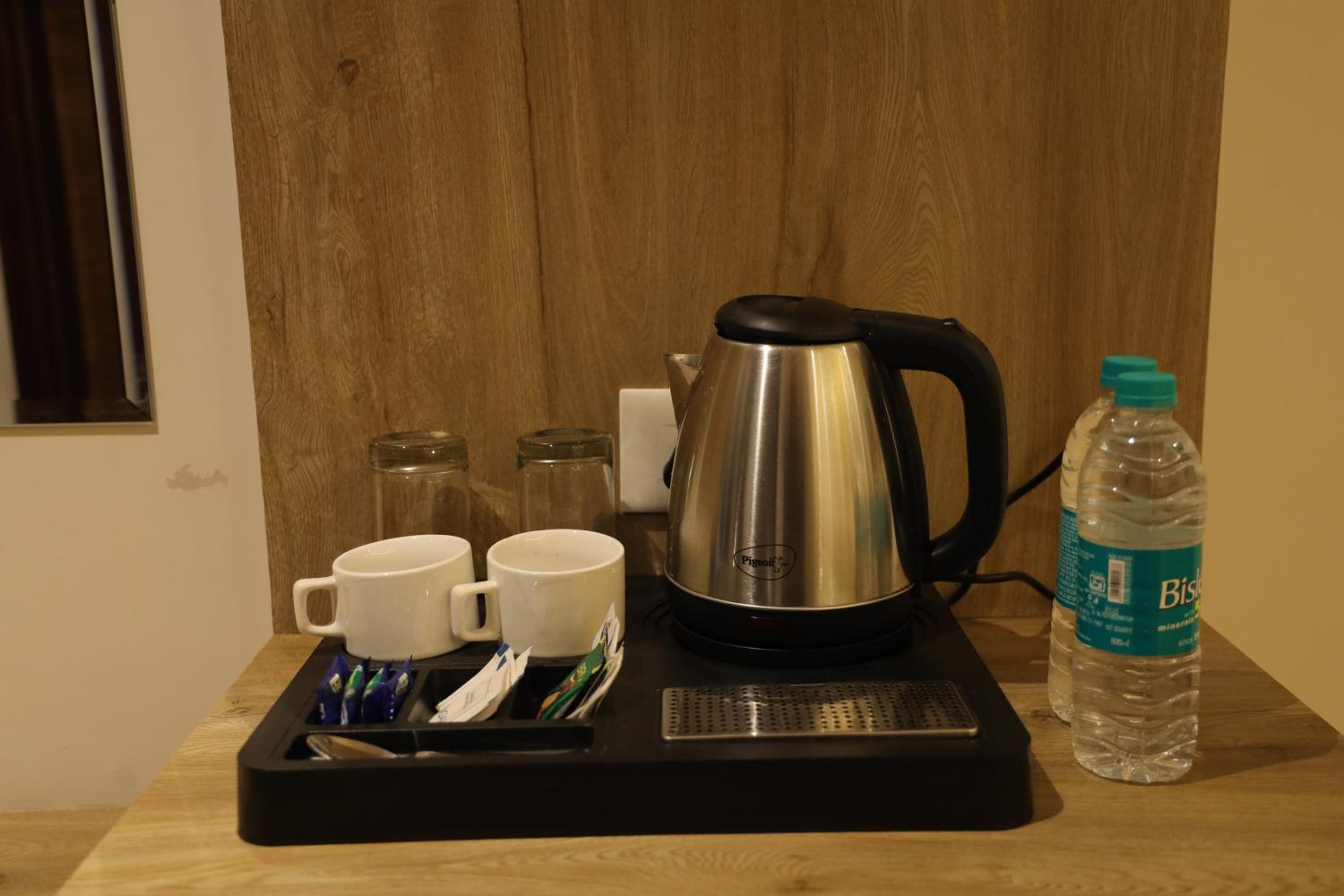 Deluxe King Room - Photo 12