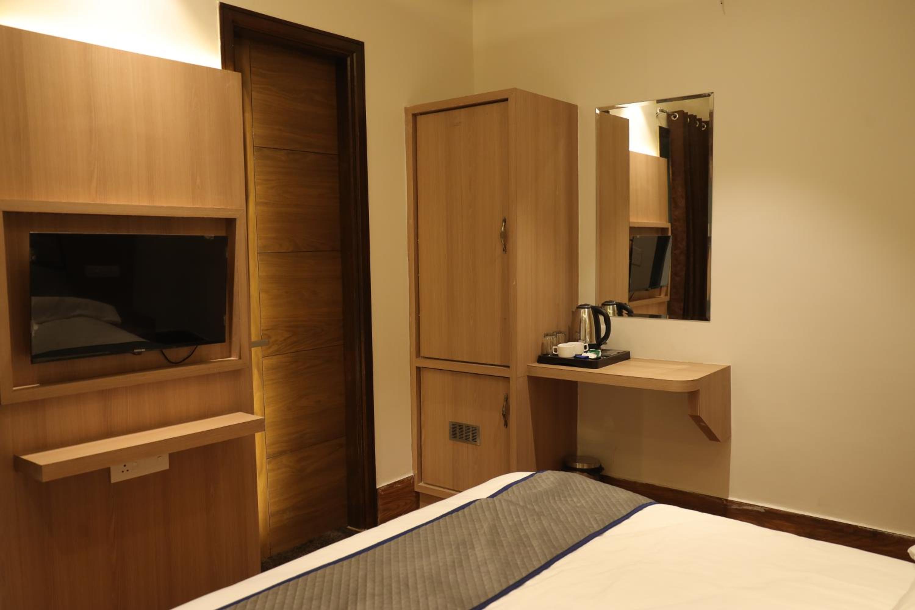 Deluxe King Room - Photo 10