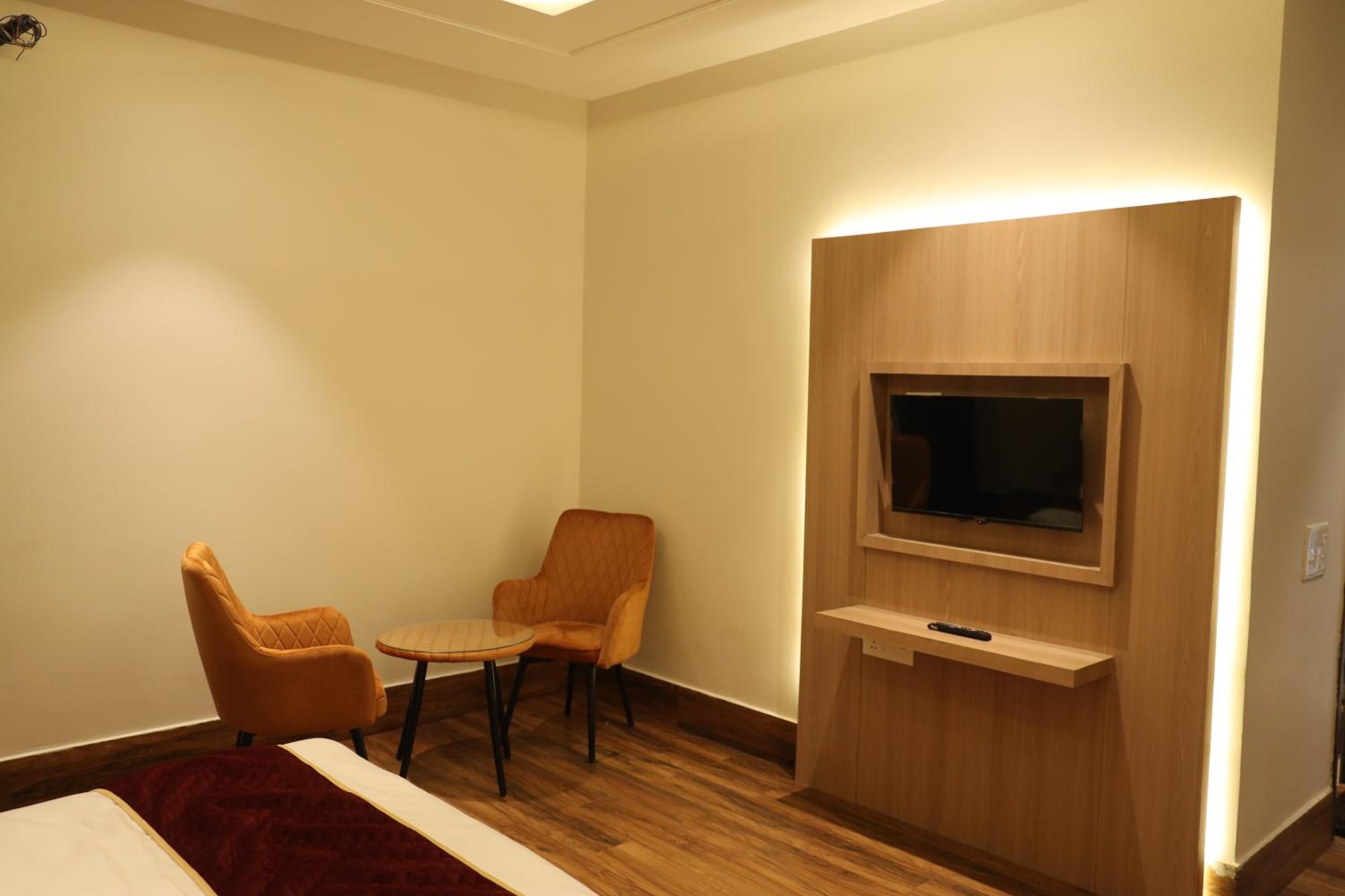 Superior King Room - Photo 13