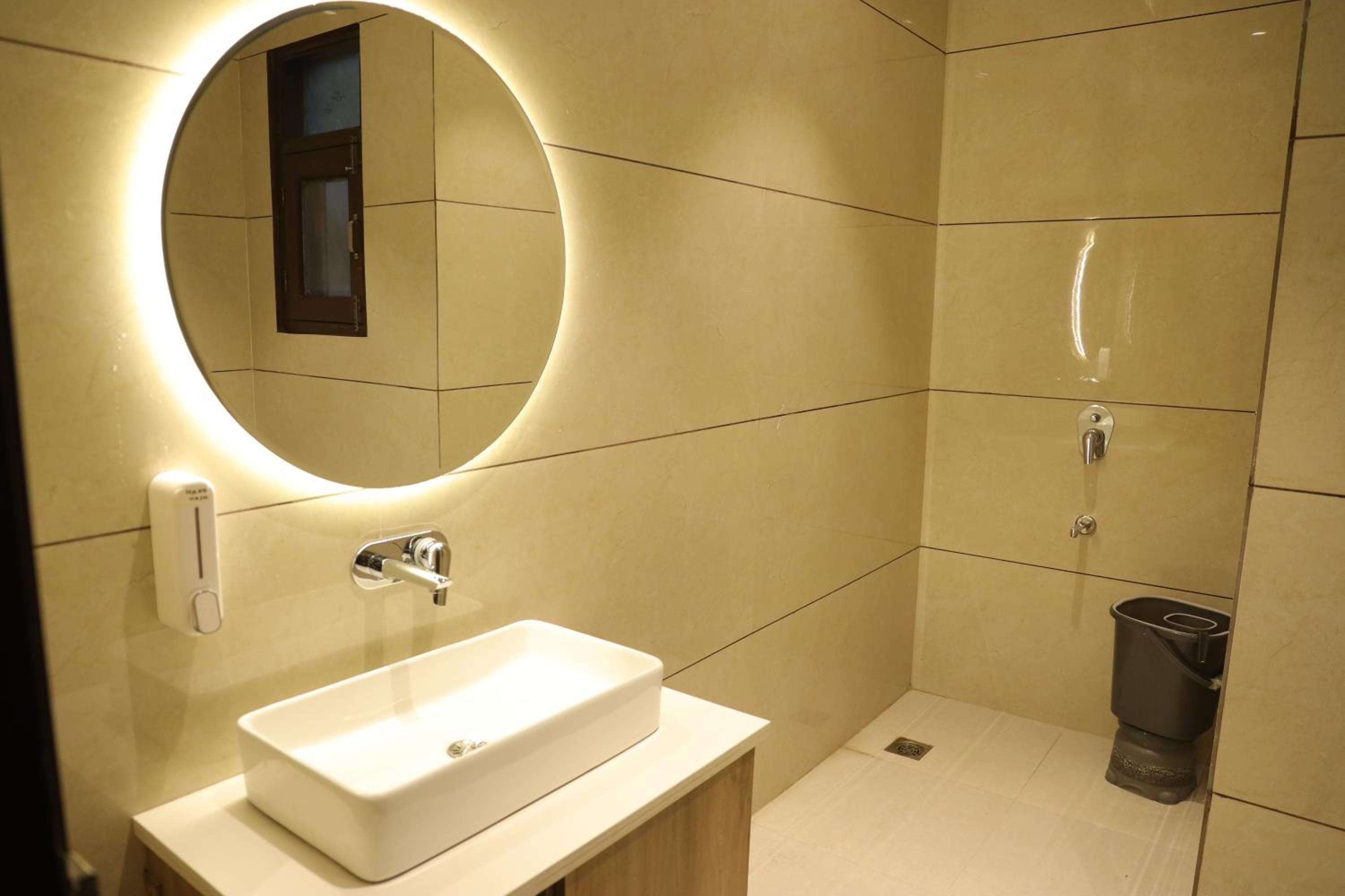 Superior King Room - Photo 5