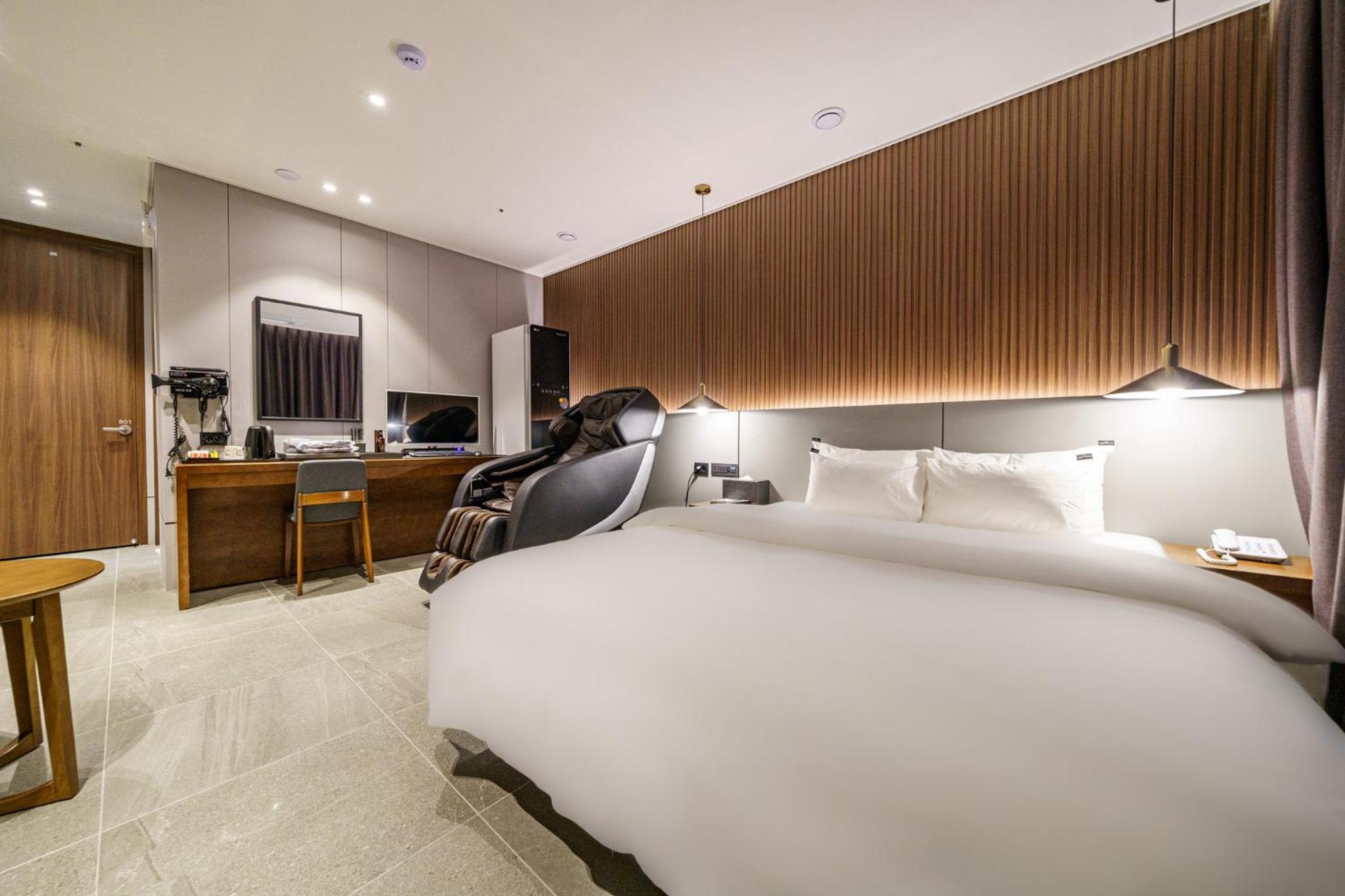 Suite - Photo 1