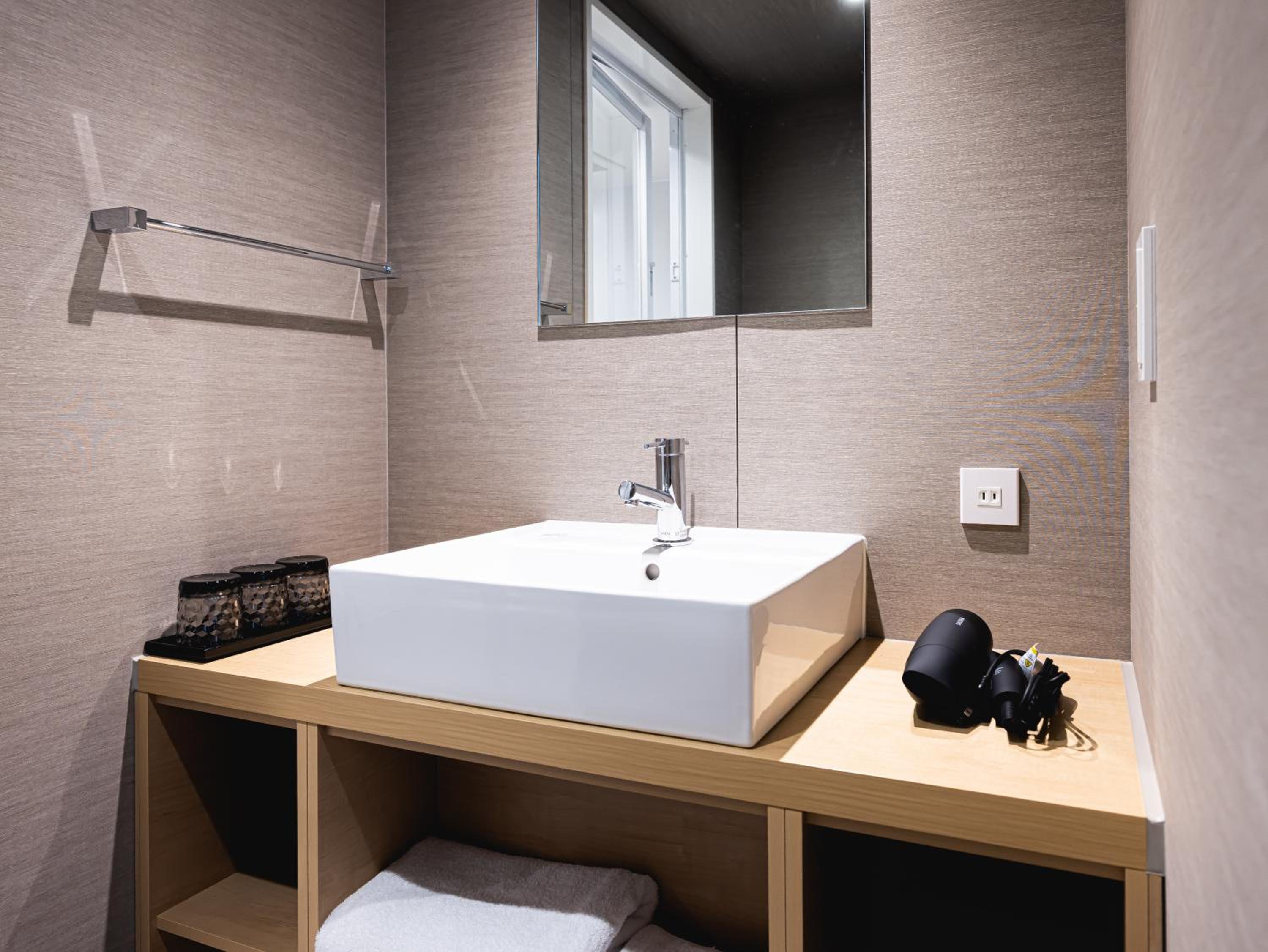 Premium Twin Room - Photo 10