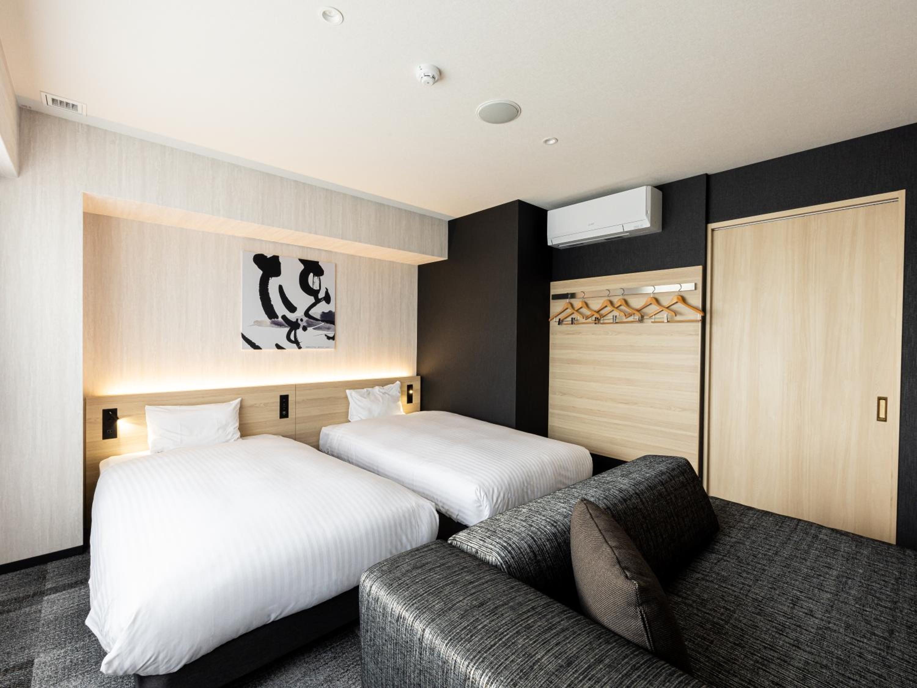 Premium Twin Room - Photo 13
