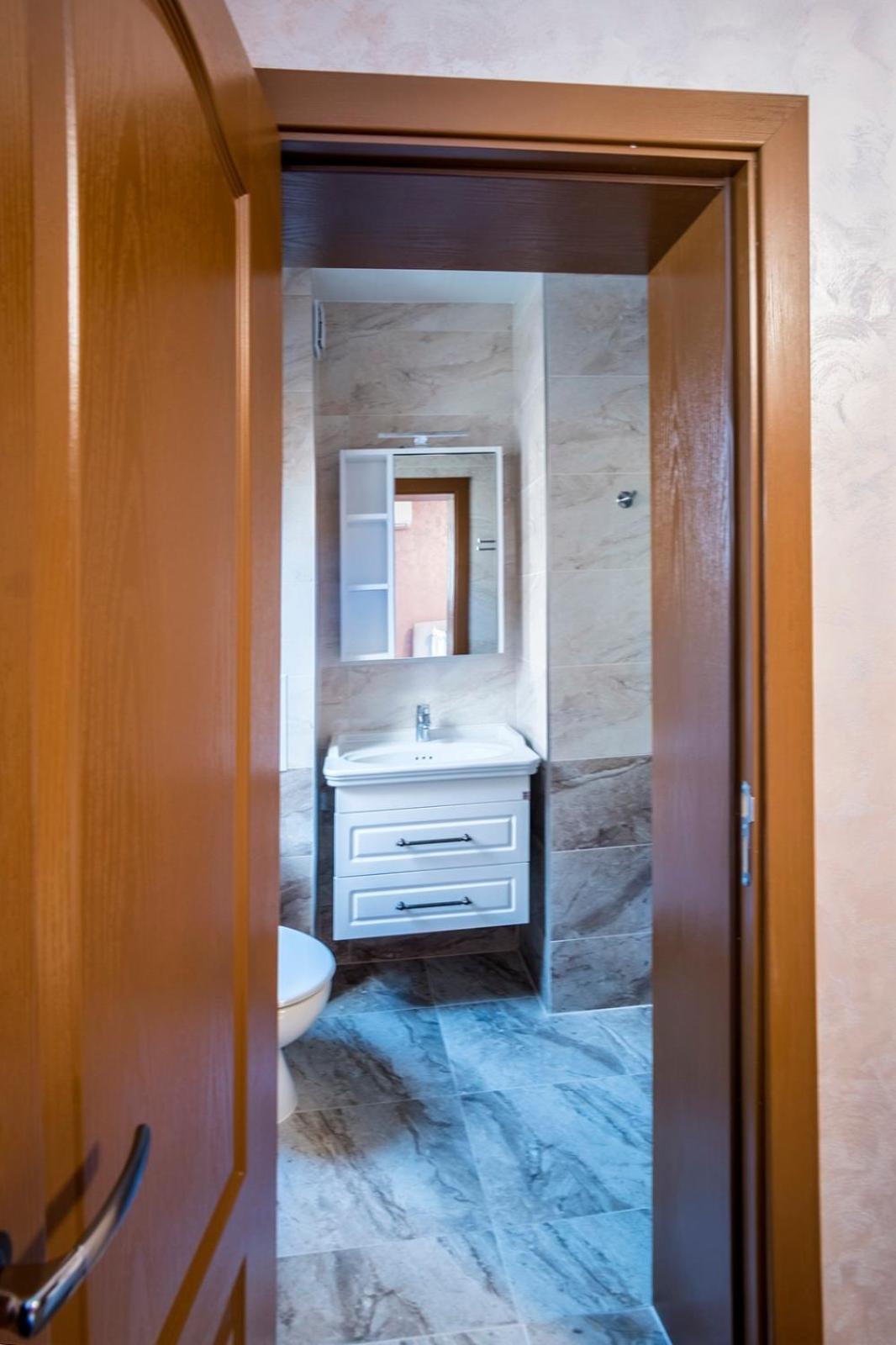 Twin Room with Private Bathroom photo 3
