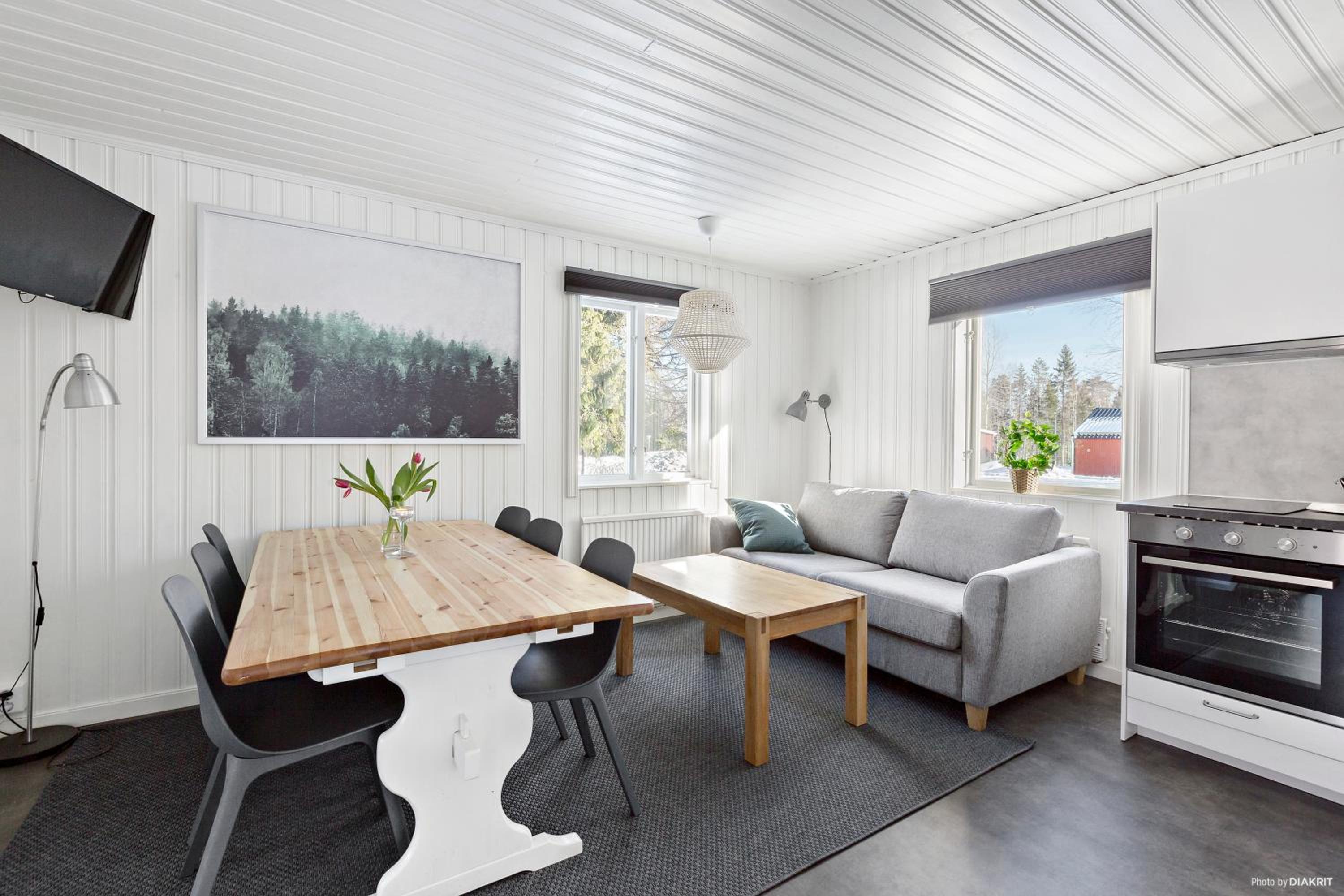 Three-Bedroom House - Photo 4