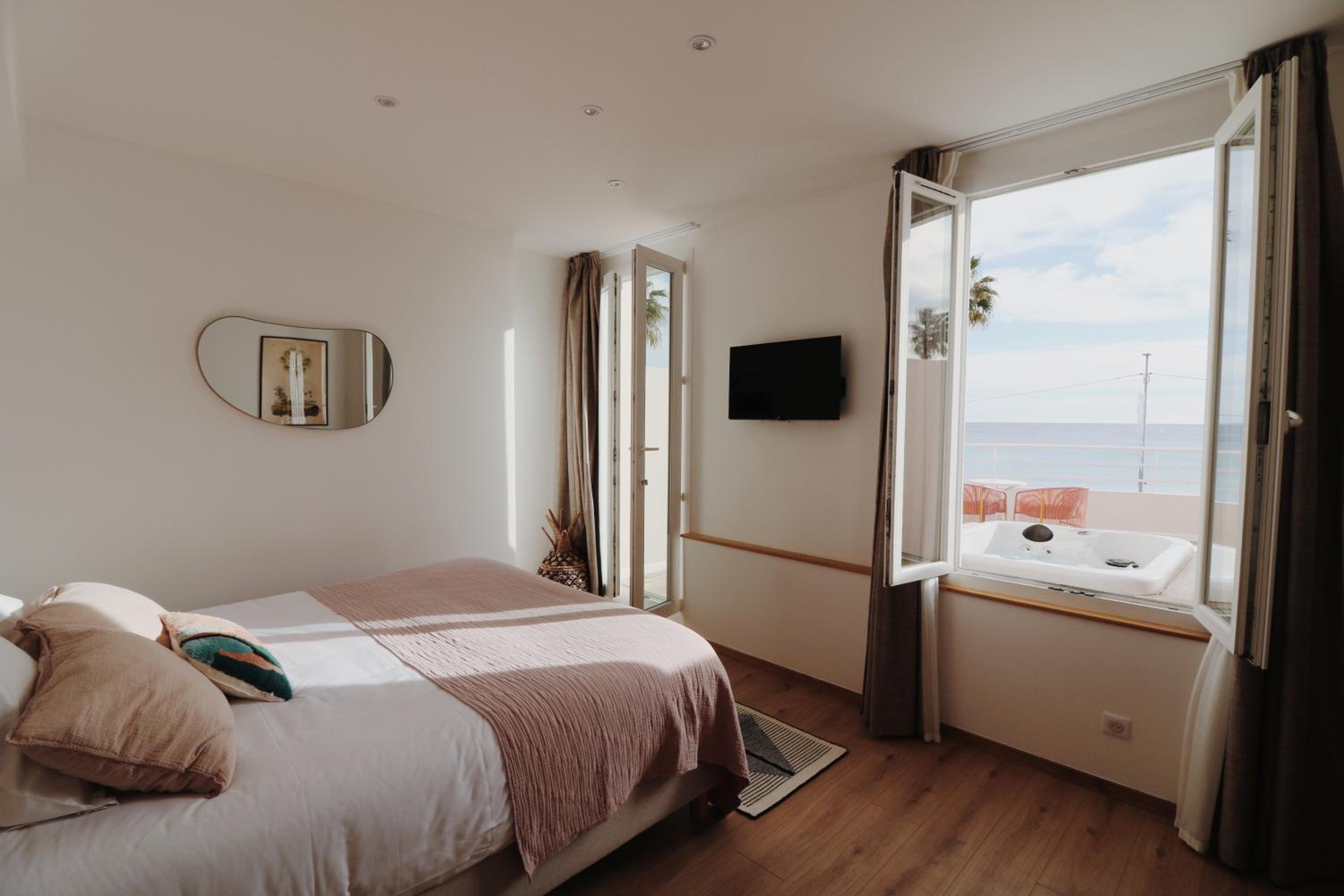 Double Room with Hot Tub and Private Terrace - Photo 15