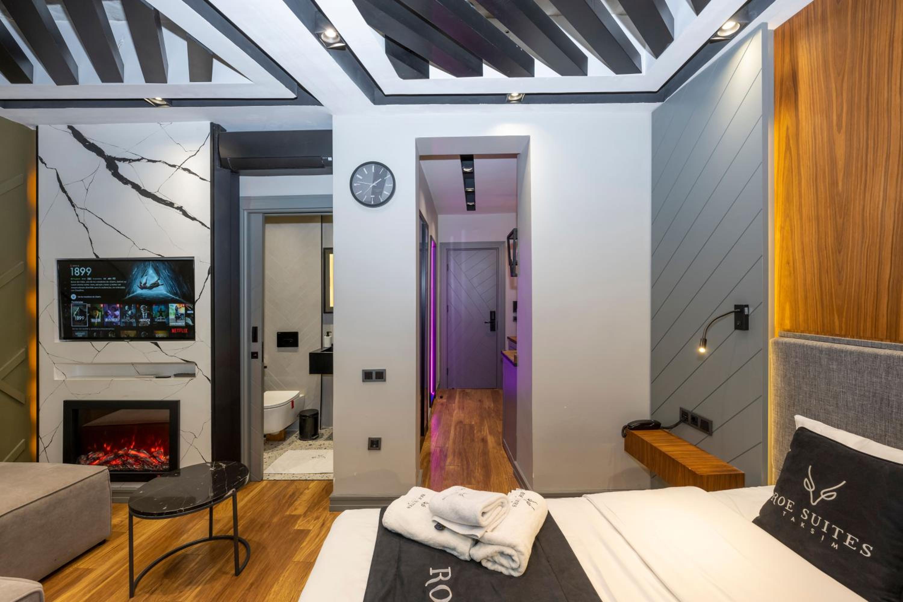 Studio with Balcony - Split Level photo 3