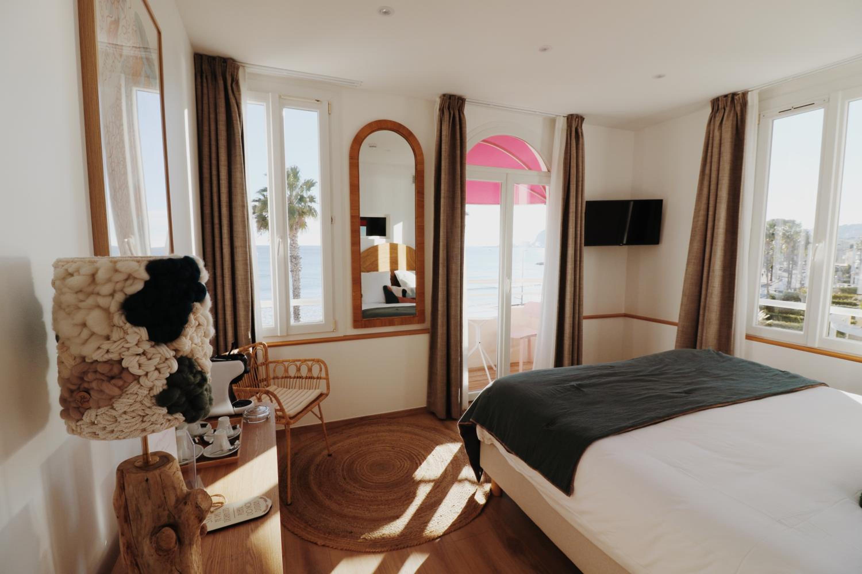 Double Room with Balcony and Sea View - Photo 14