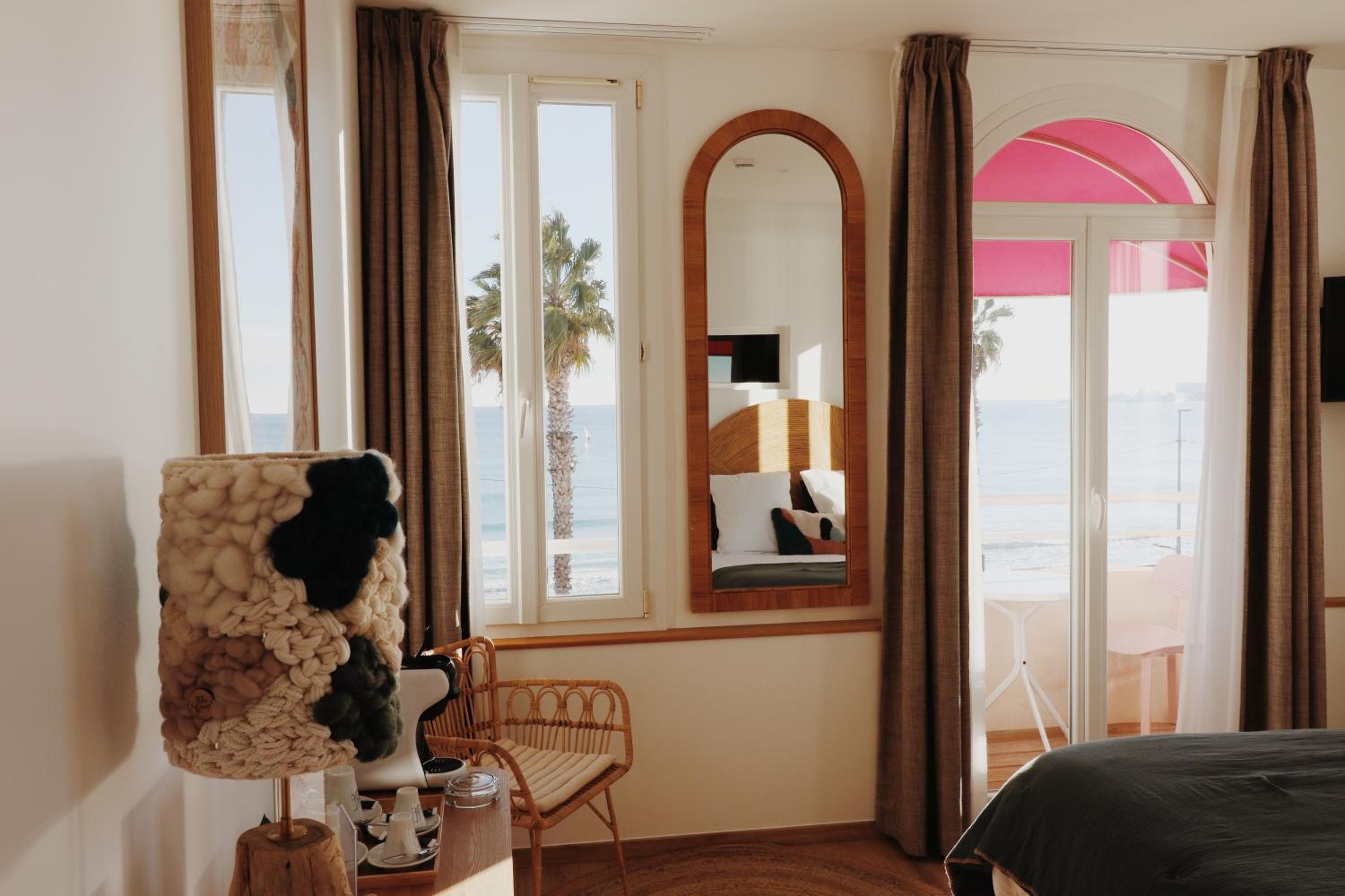 Double Room with Balcony and Sea View - Photo 15