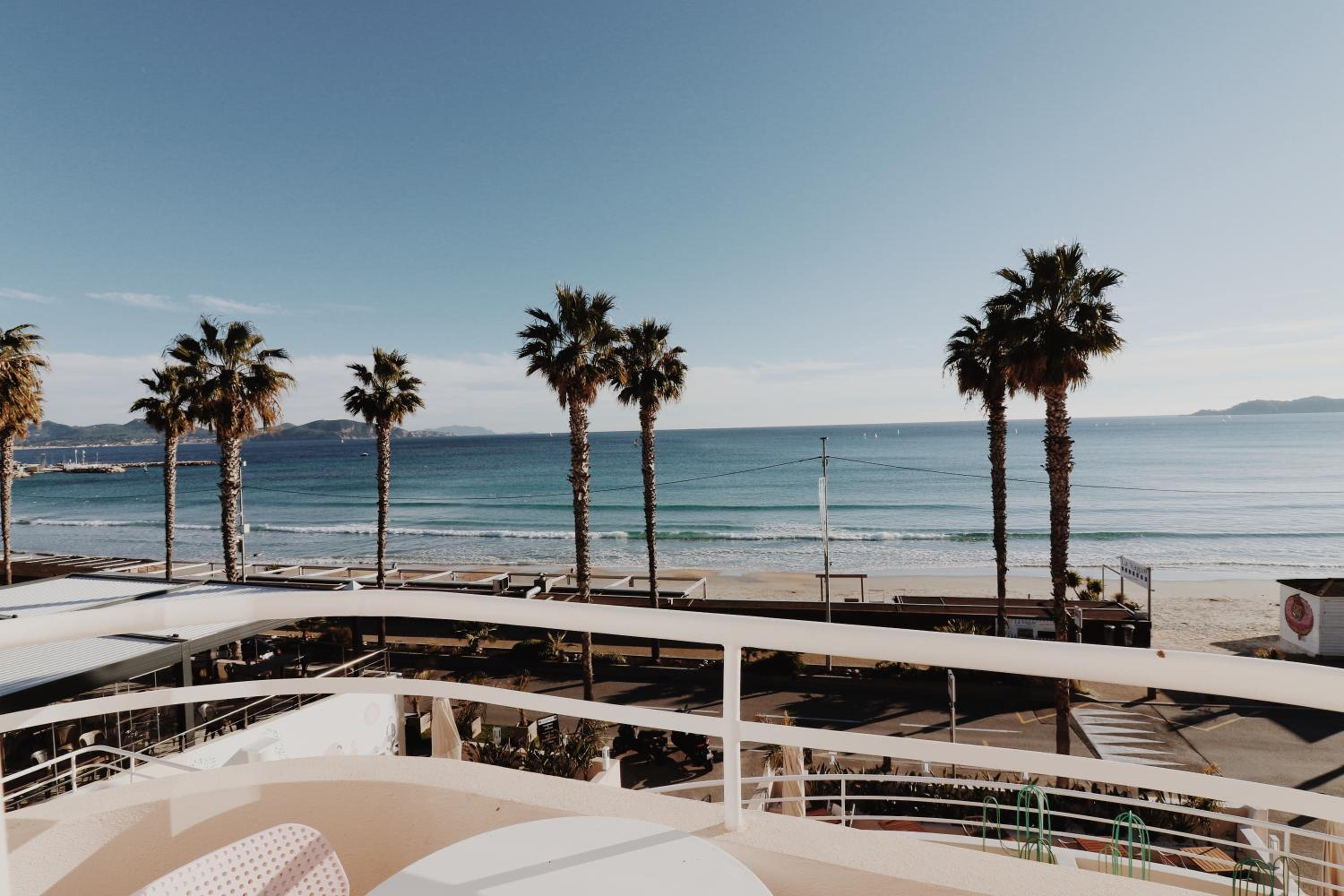 Double Room with Balcony and Sea View - Photo 18