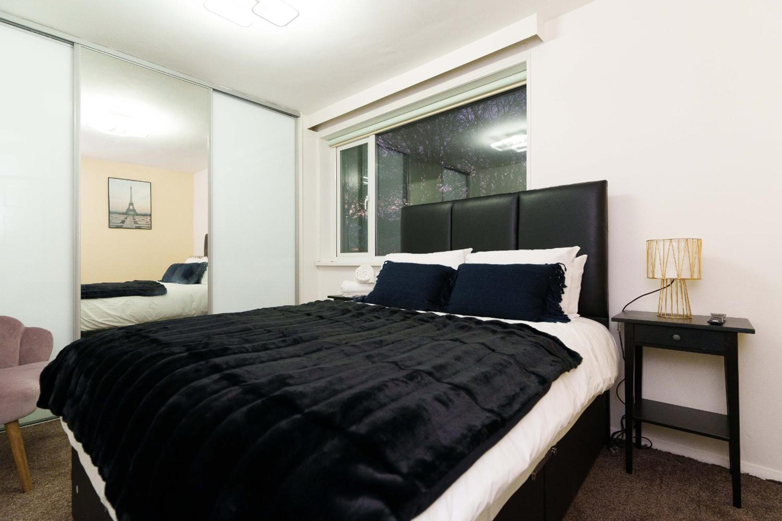 Six-Bedroom House photo 2