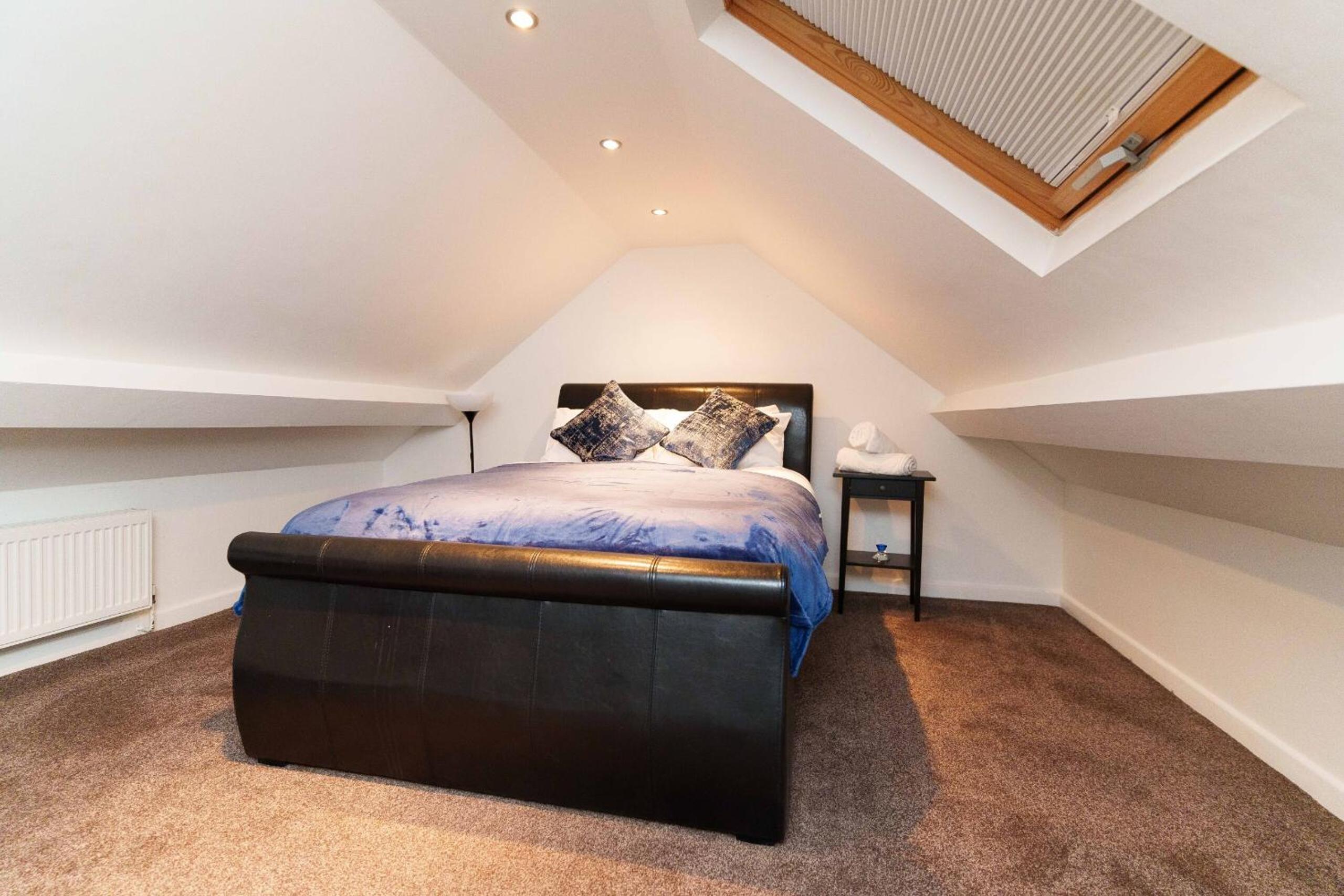 Six-Bedroom House photo 3