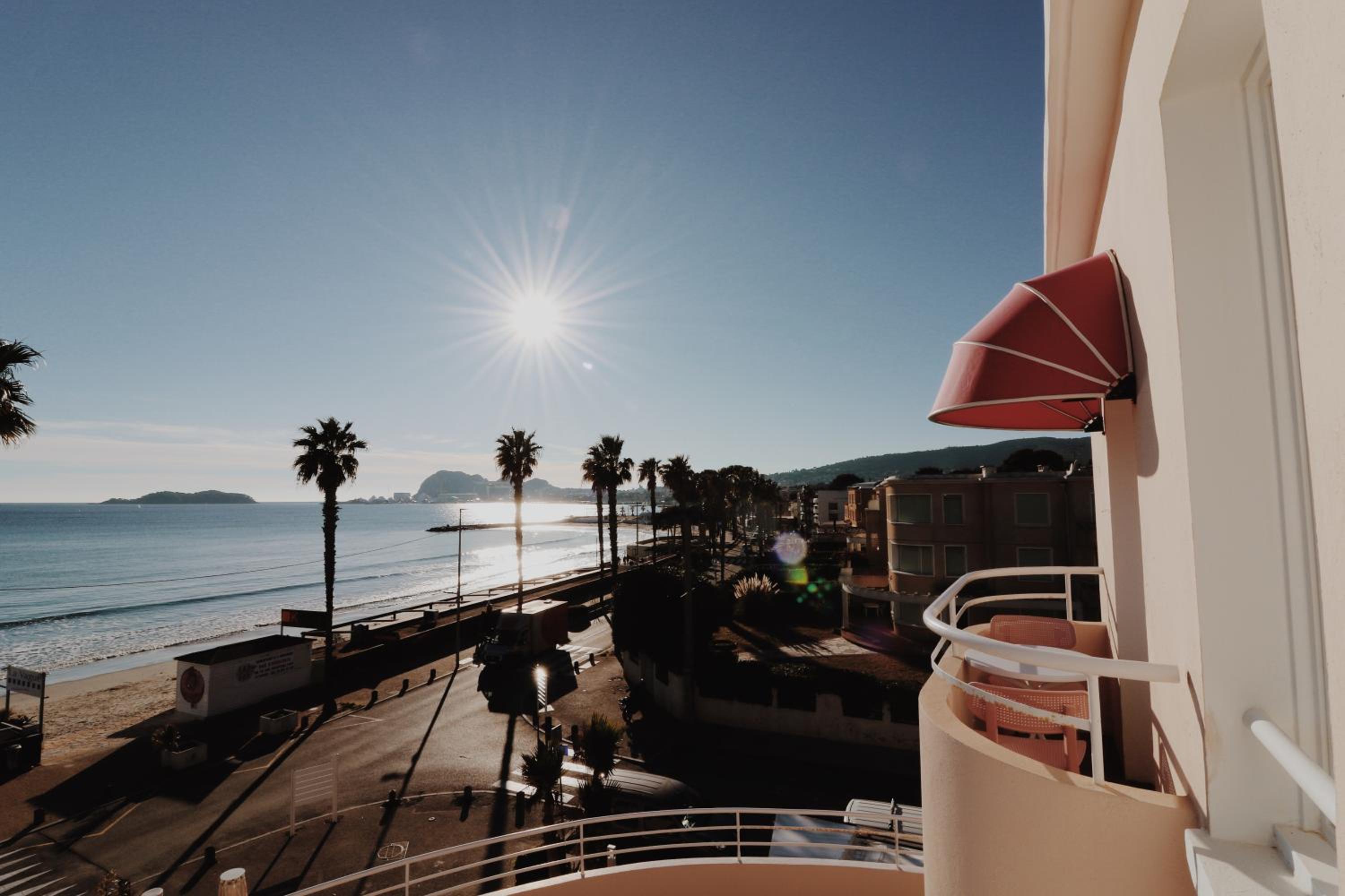 Double Room with Balcony and Sea View - Photo 11