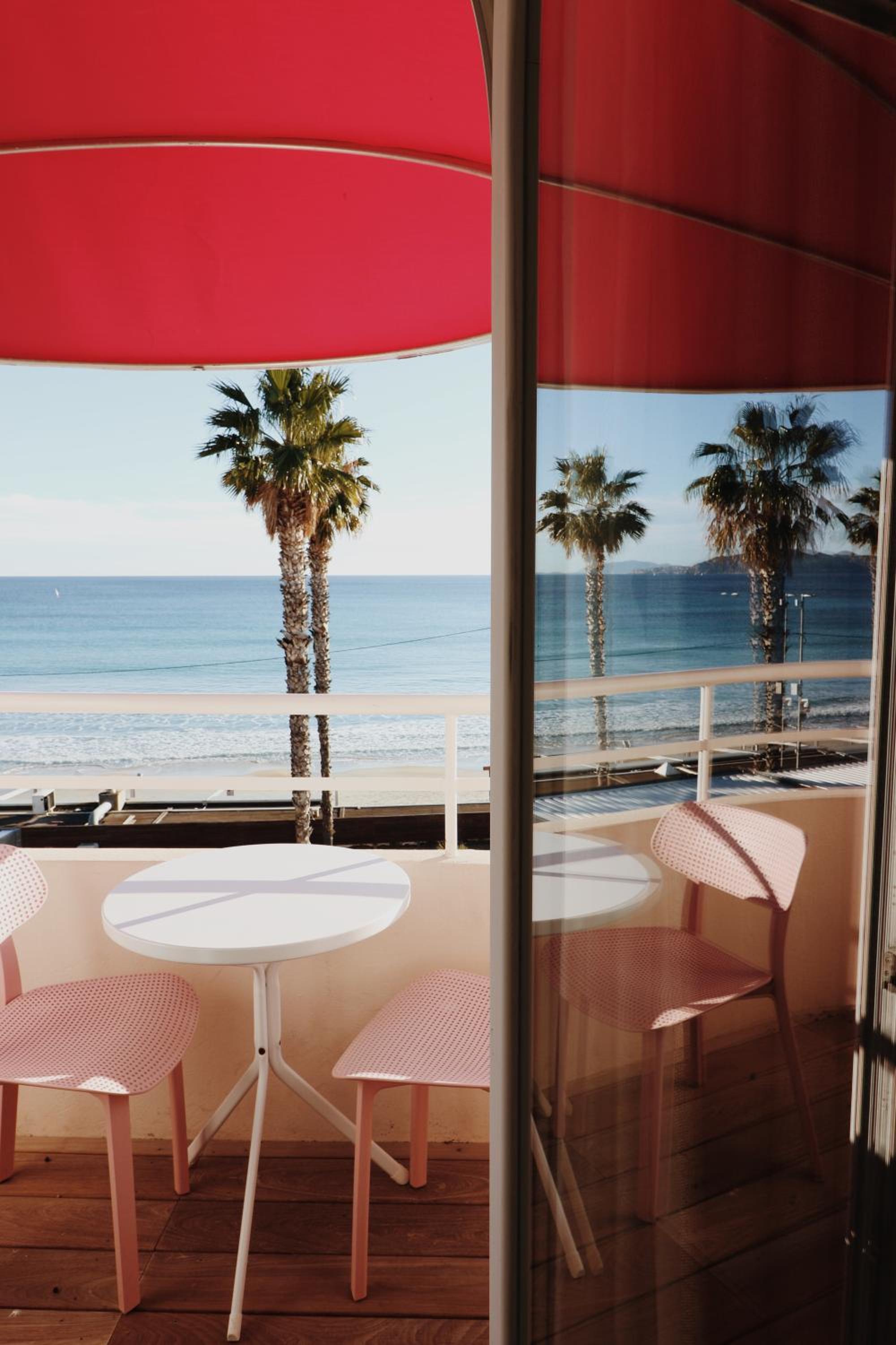 Double Room with Balcony and Sea View - Photo 9