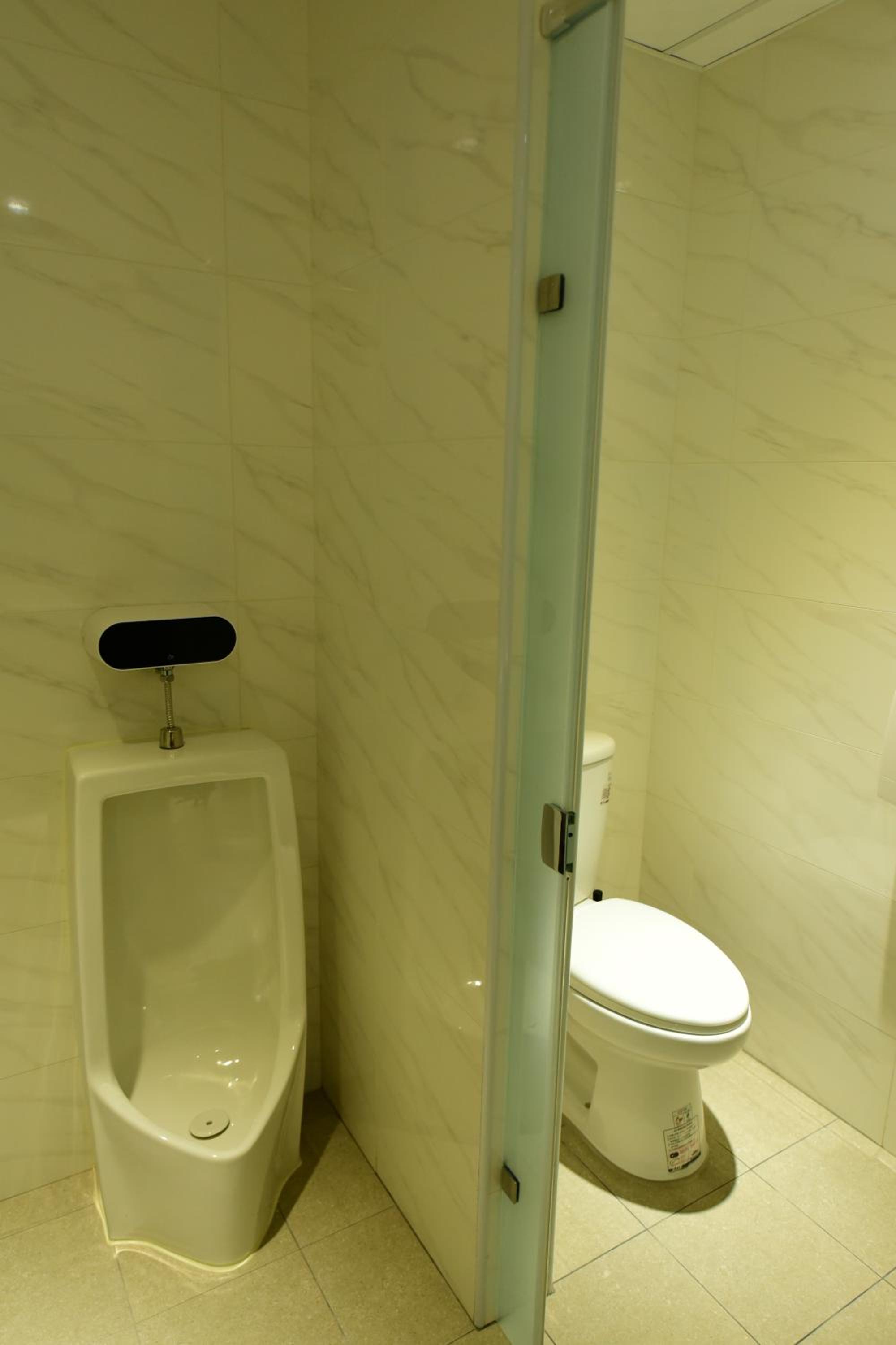 Single Room with Shared Bathroom - No Window photo 3