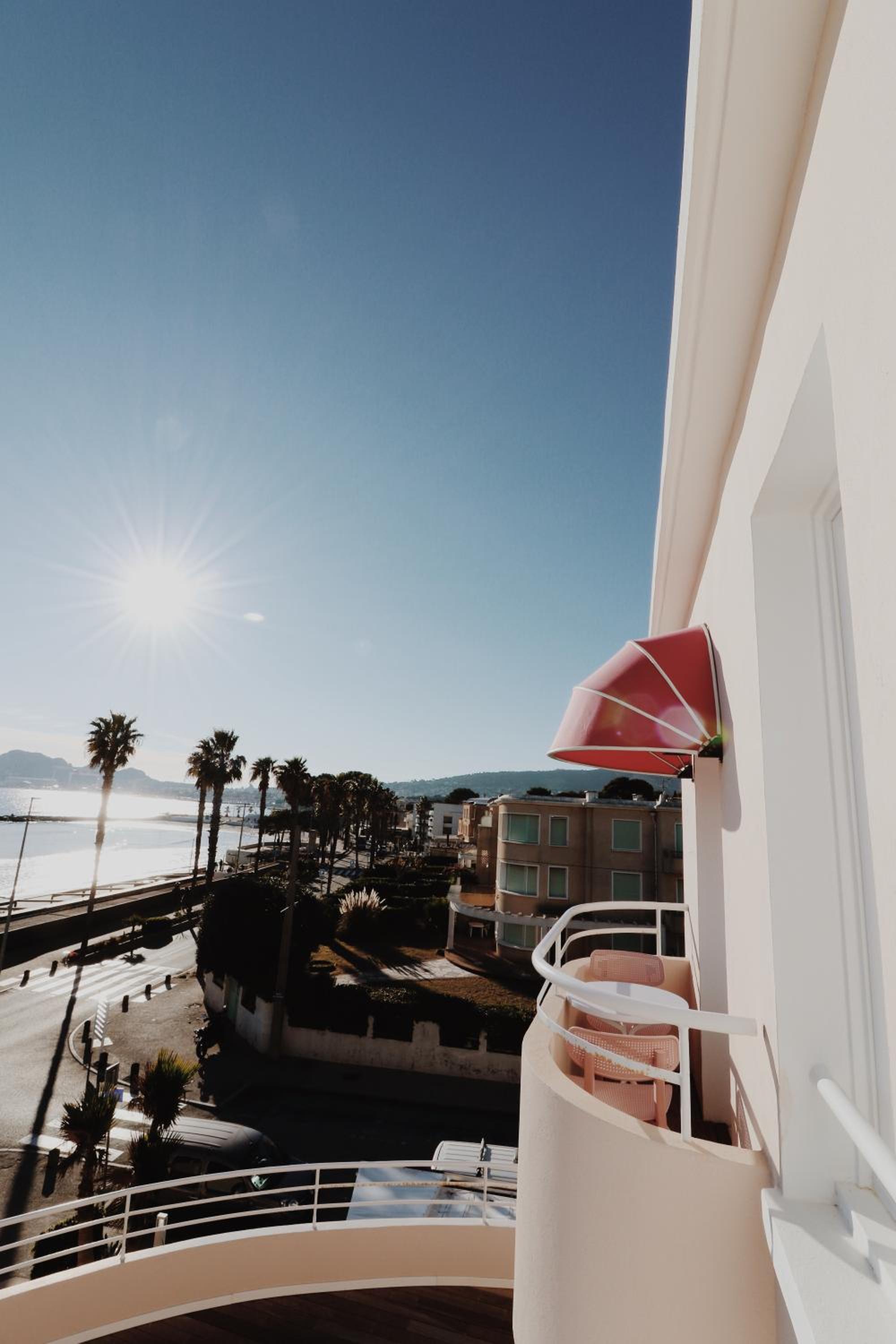 Double Room with Balcony and Sea View - Photo 8