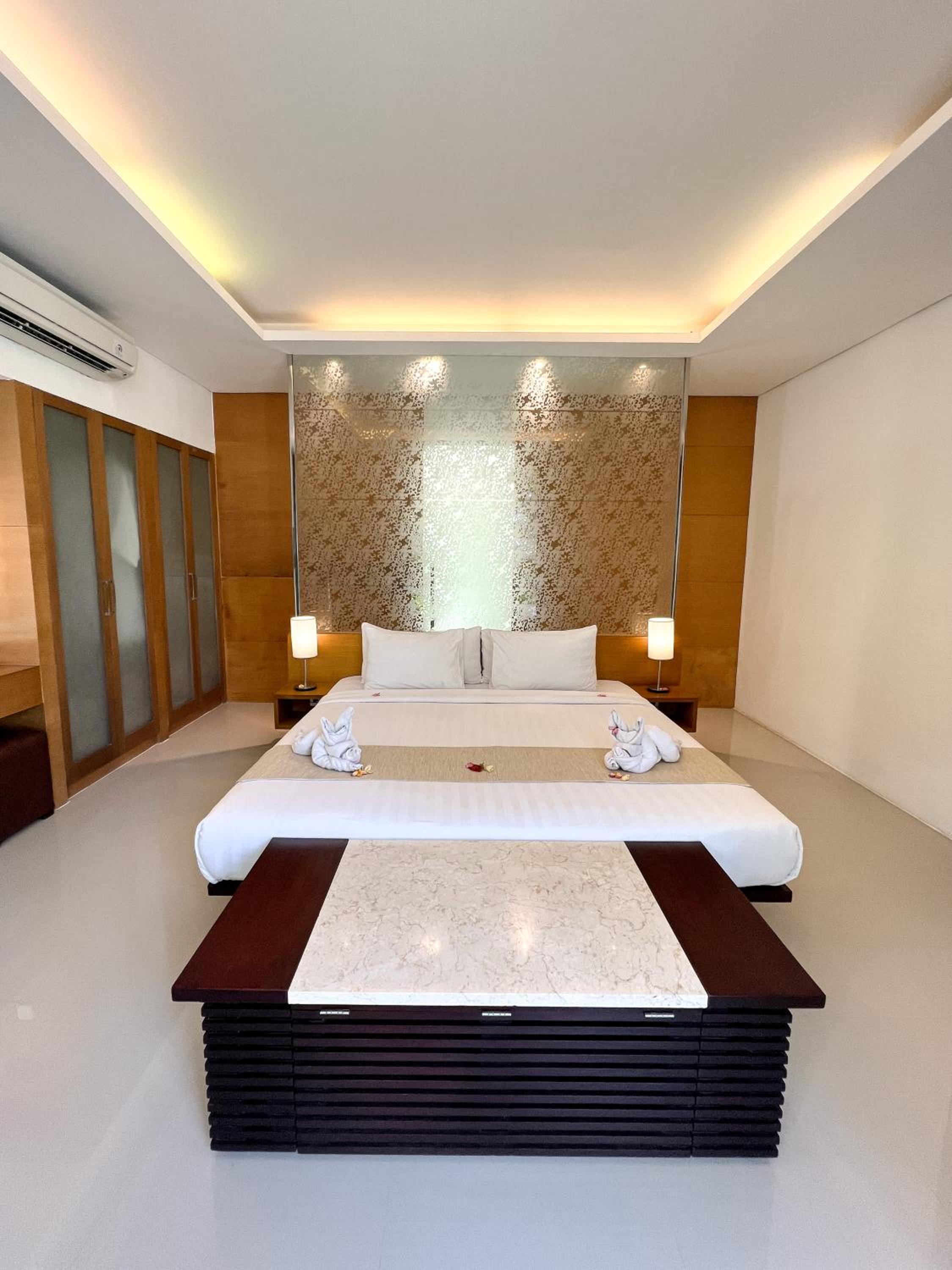Villa with Private Pool - Photo 7