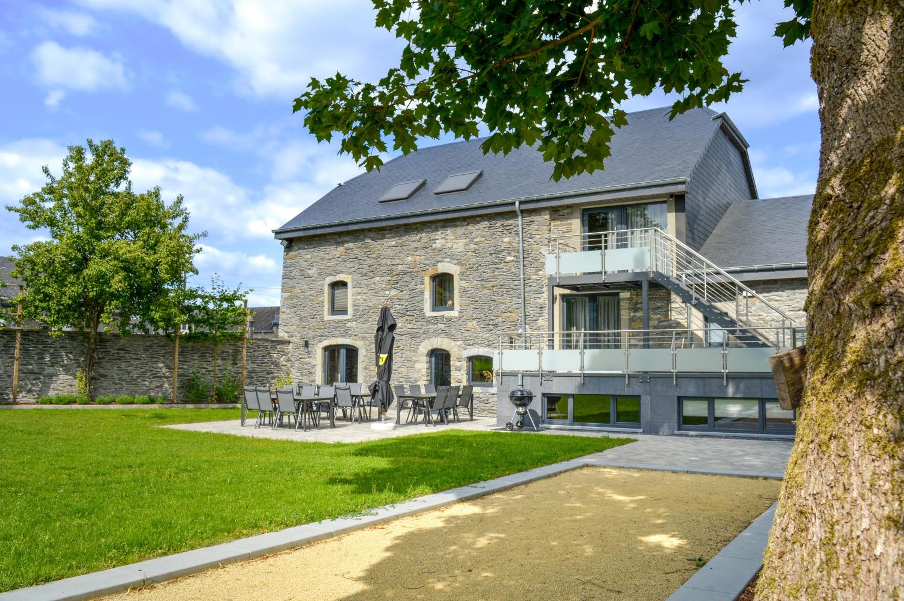 Eight-Bedroom House photo 2