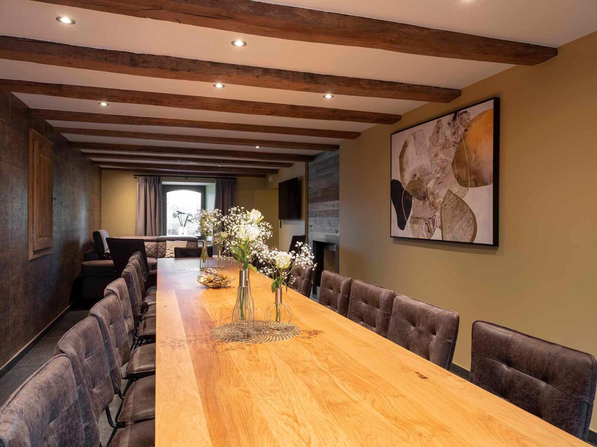 Eight-Bedroom House photo 3