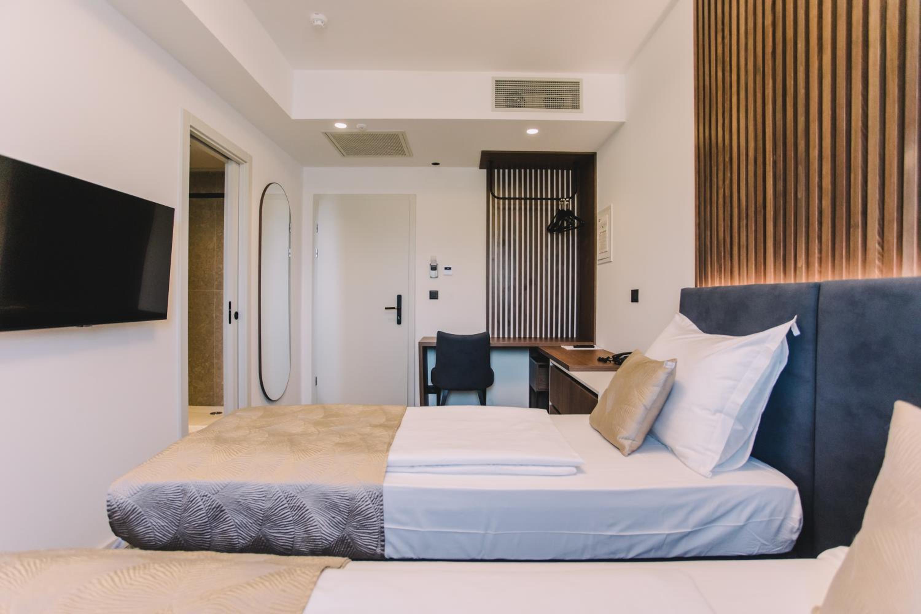 Deluxe Double or Twin Room - Photo 6