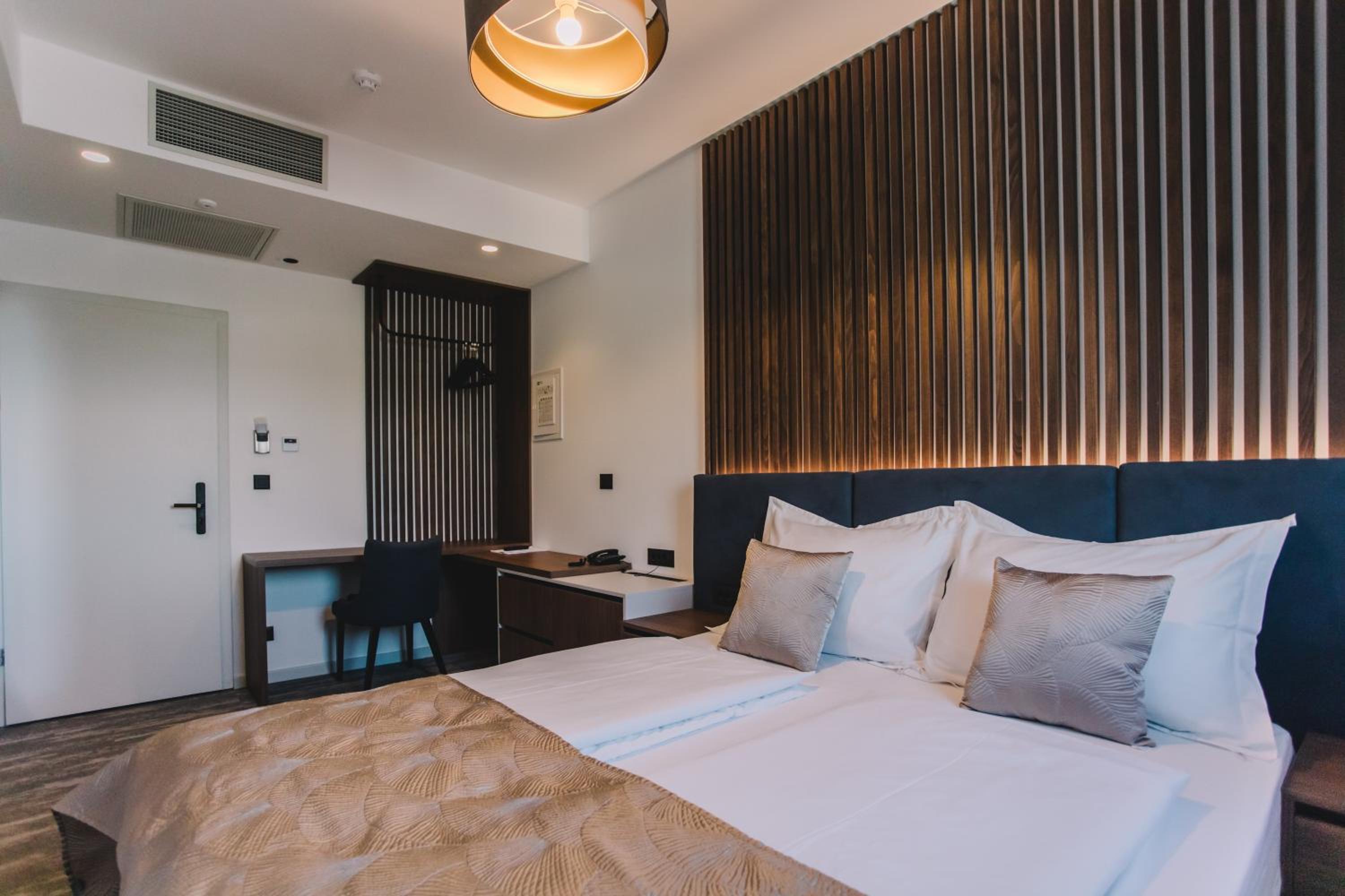 Deluxe Double or Twin Room - Photo 7