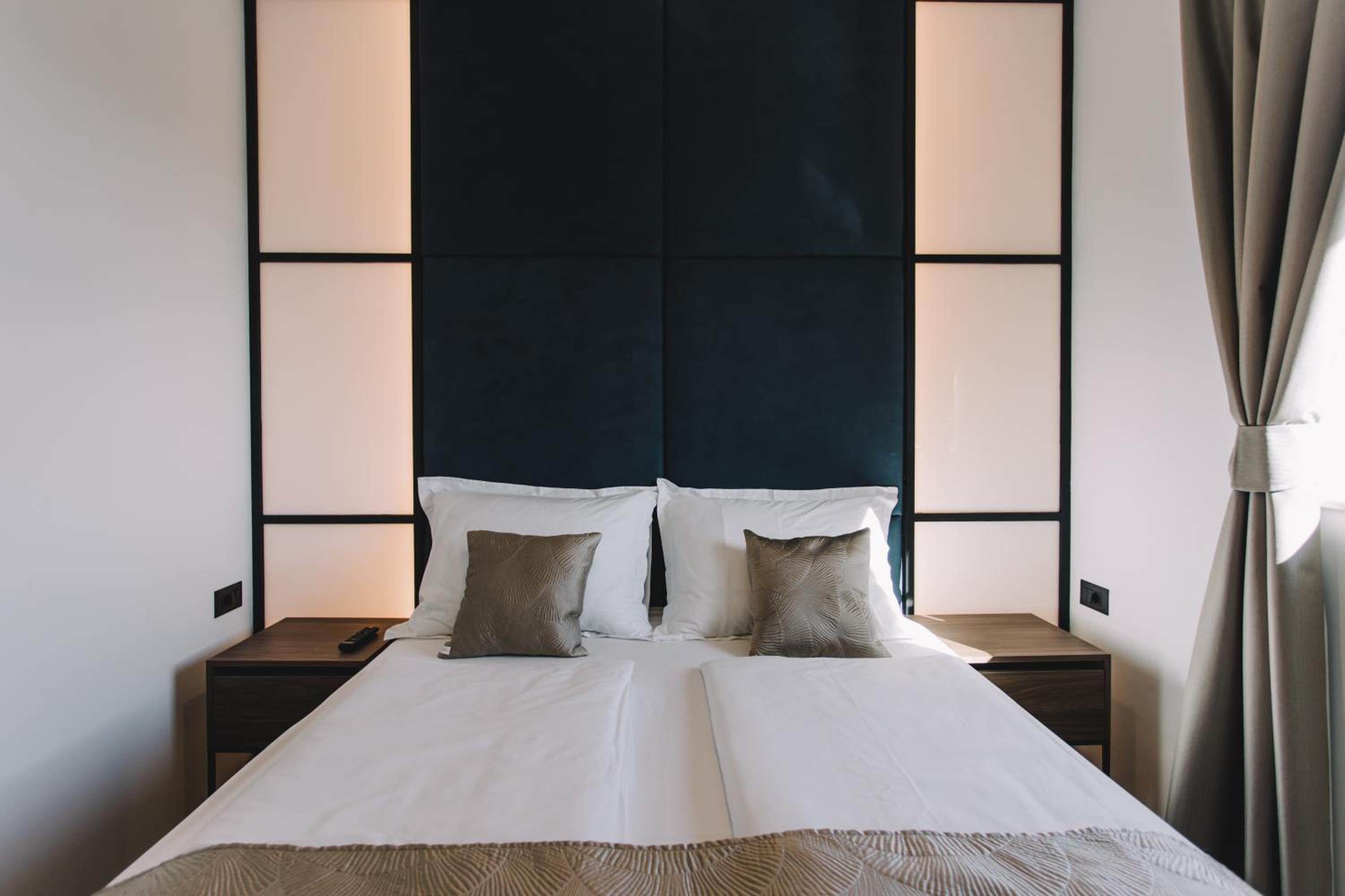 Deluxe King Room - Photo 6