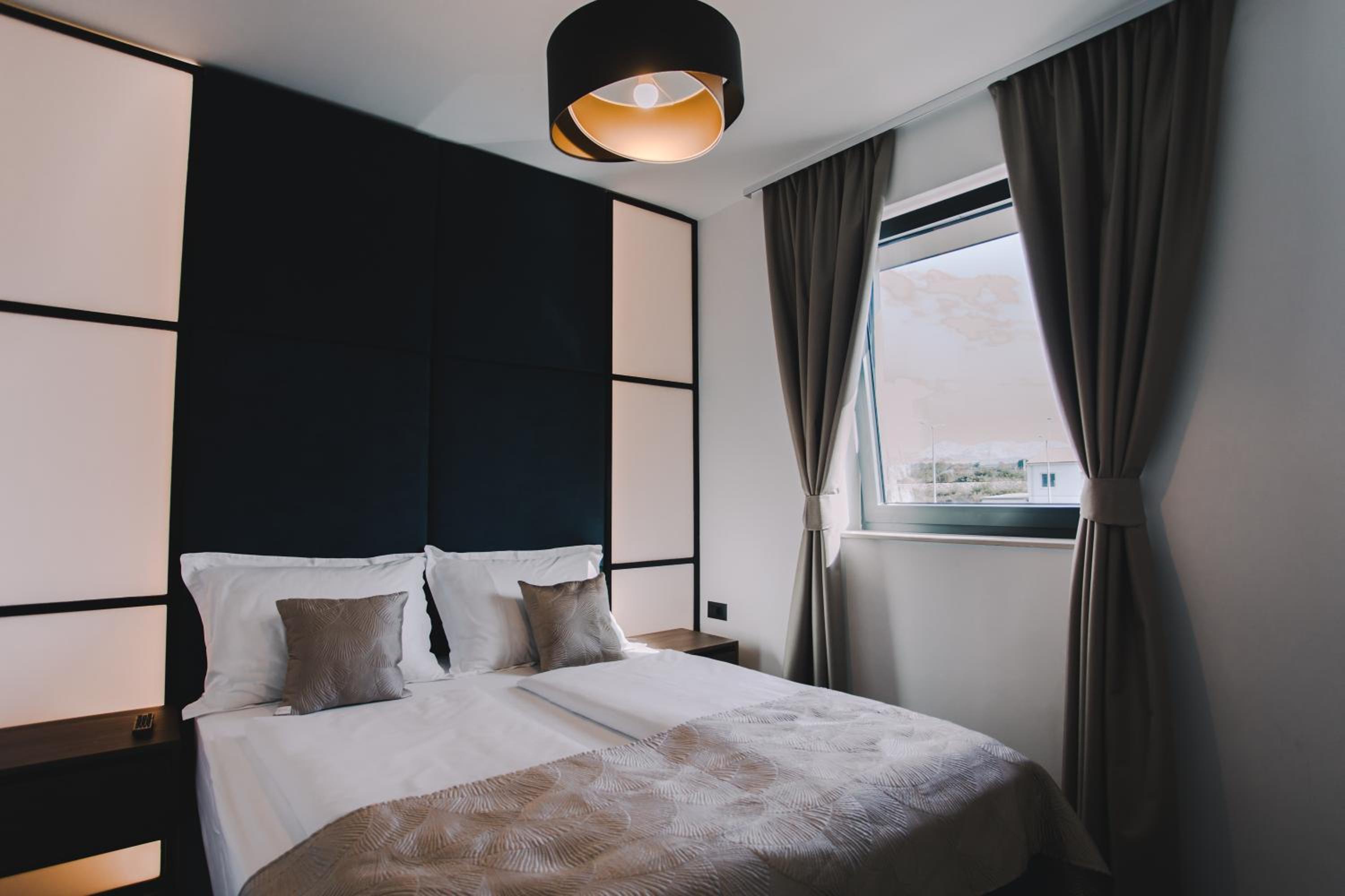 Deluxe King Room - Photo 1