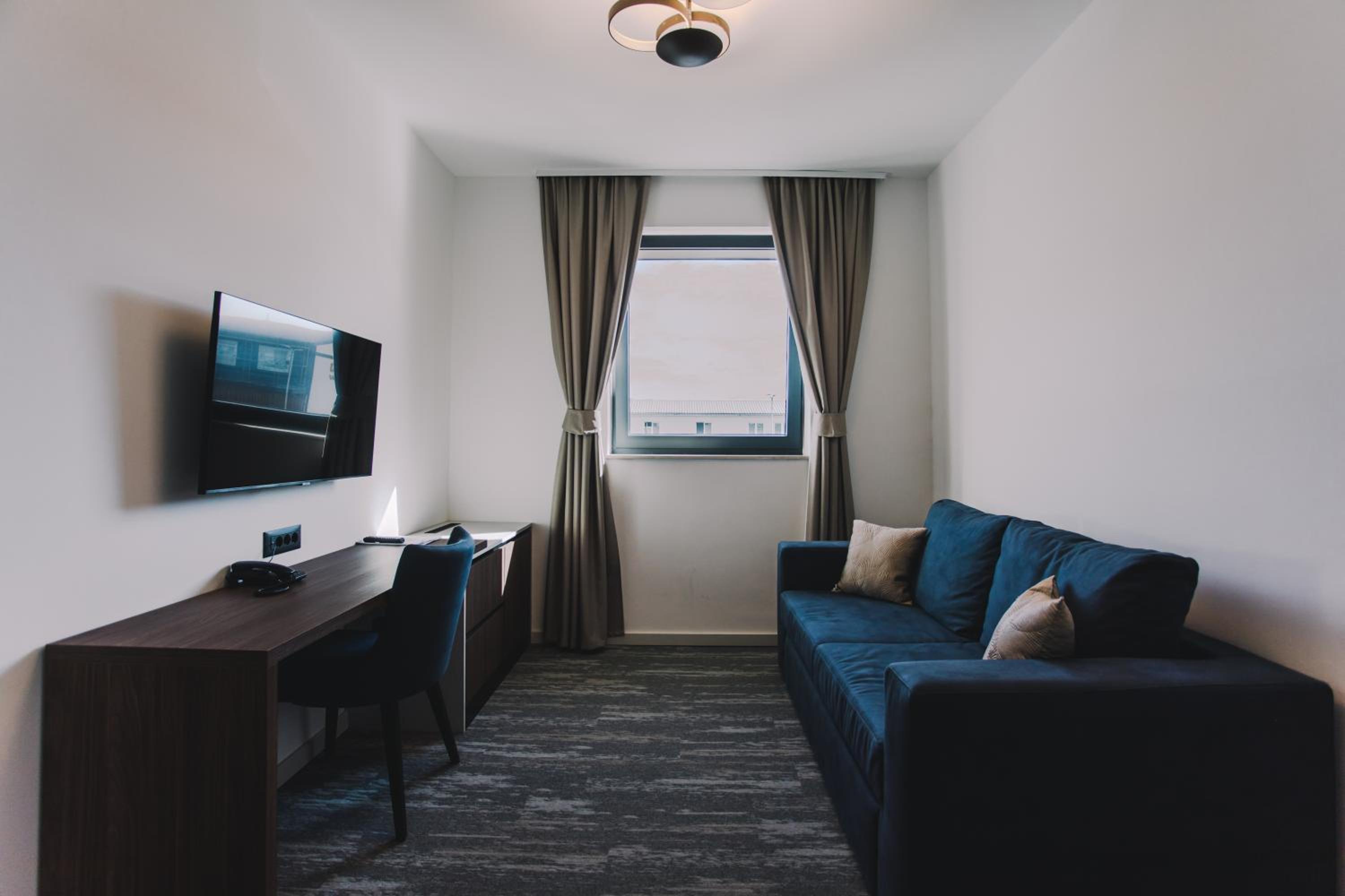 Deluxe King Room - Photo 10