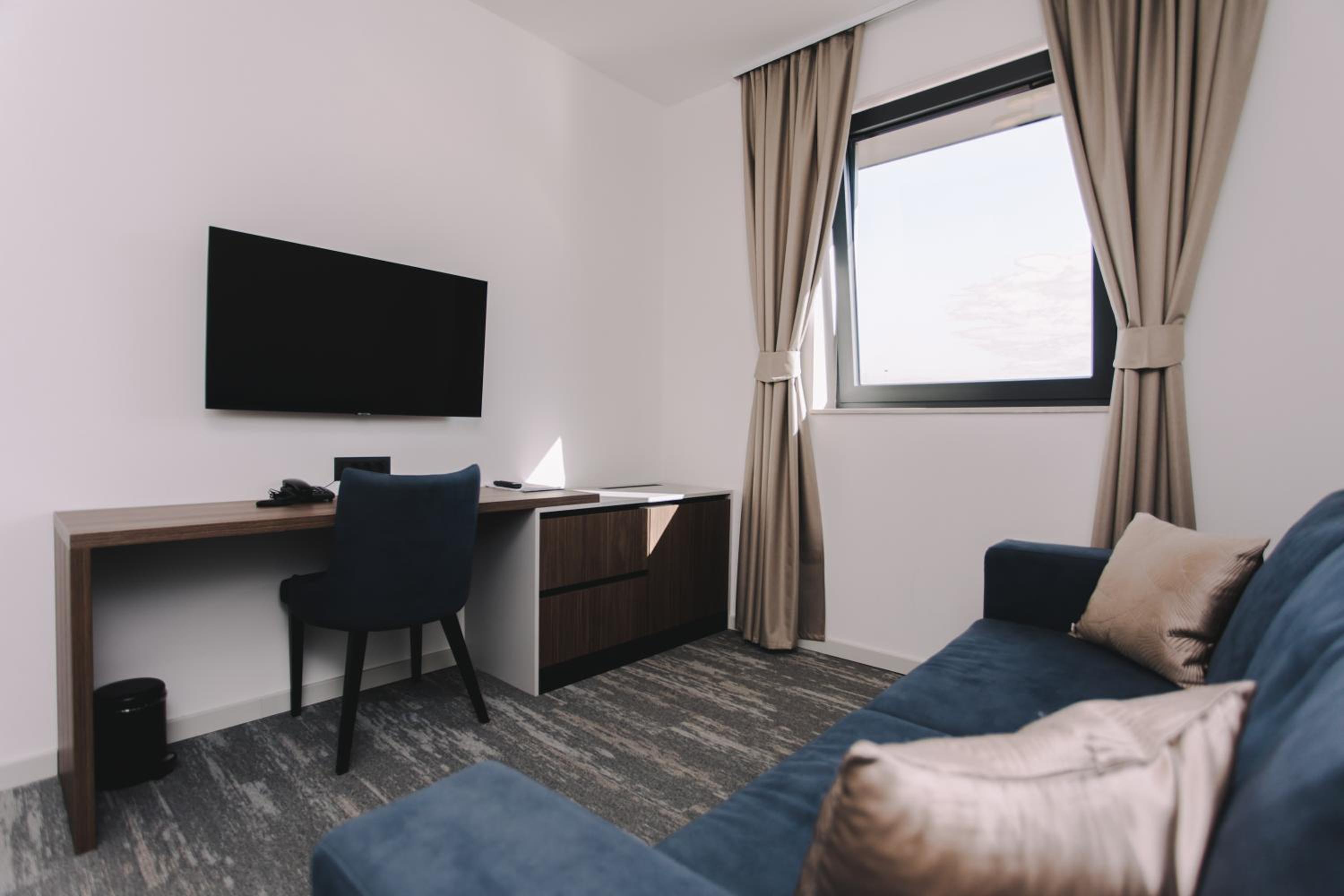 Deluxe King Room - Photo 9