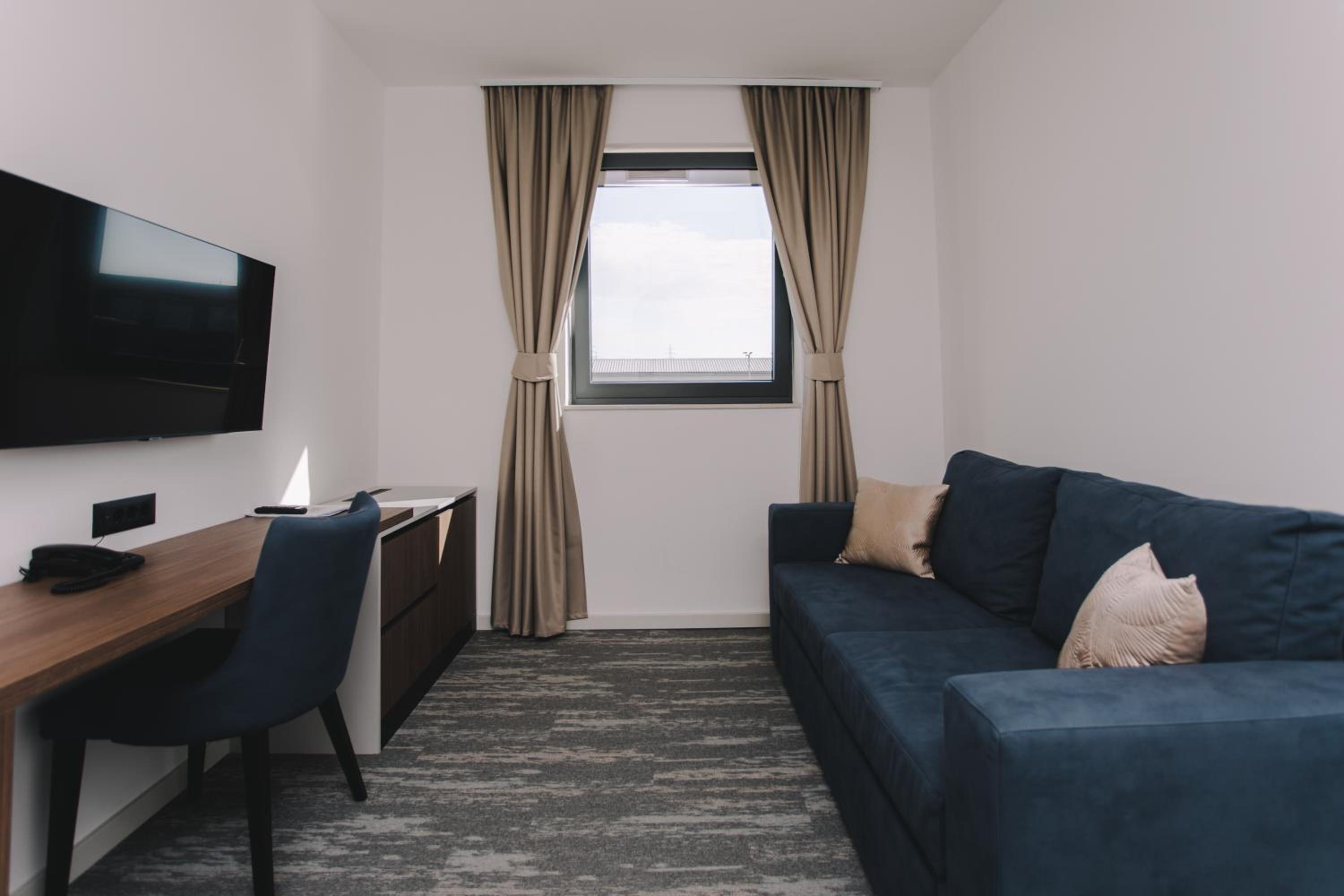 Deluxe King Room - Photo 3