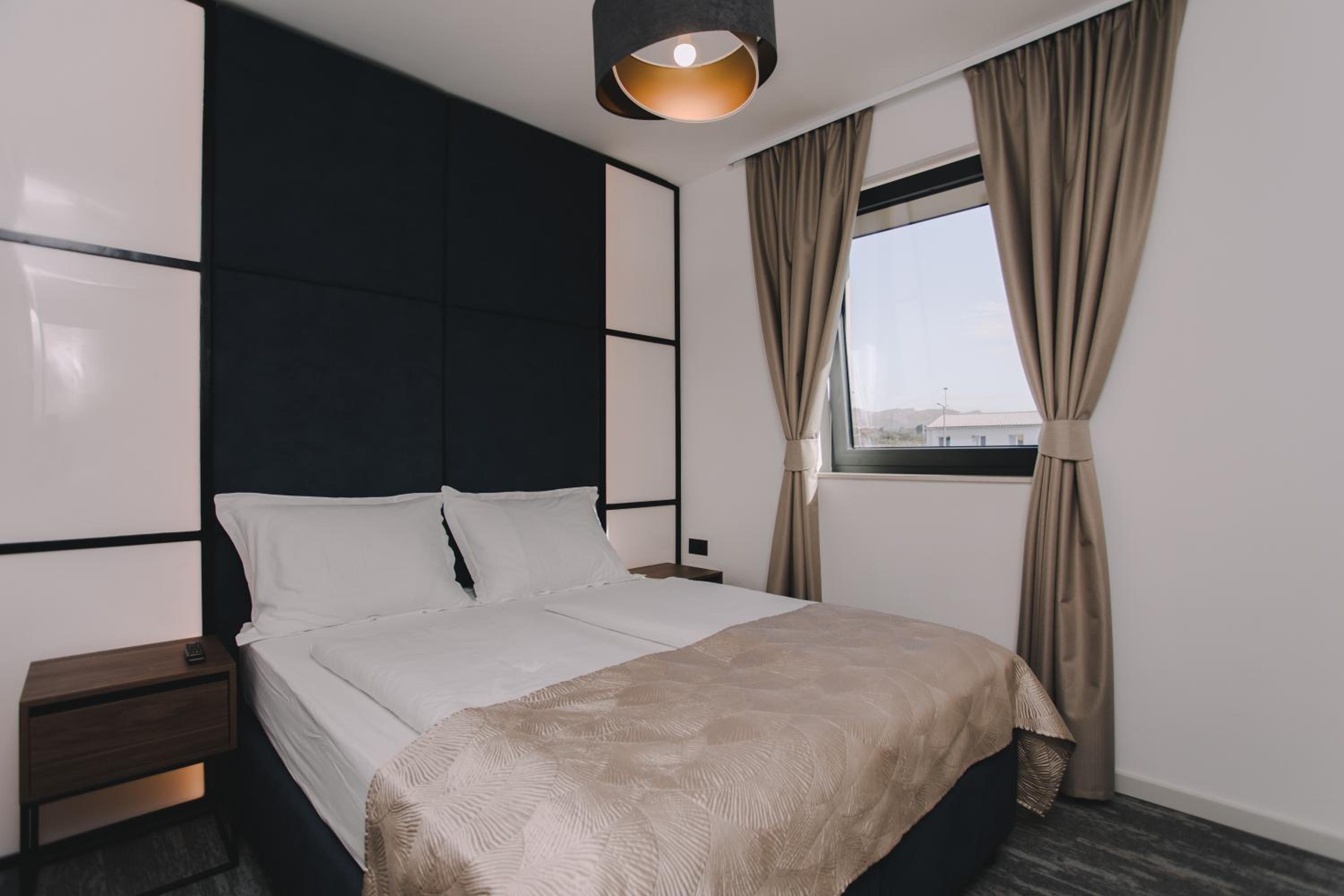 Deluxe King Room - Photo 2
