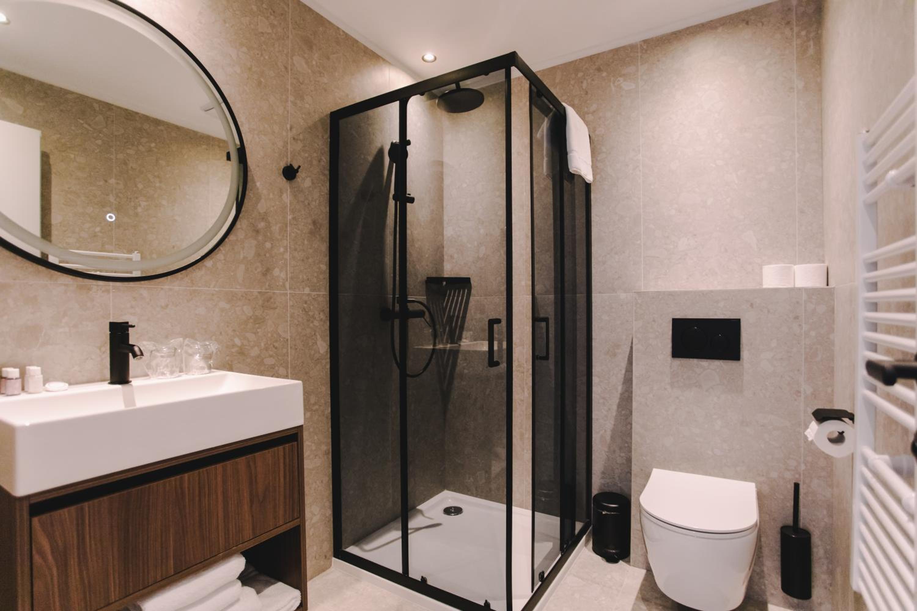 Deluxe King Room - Photo 7