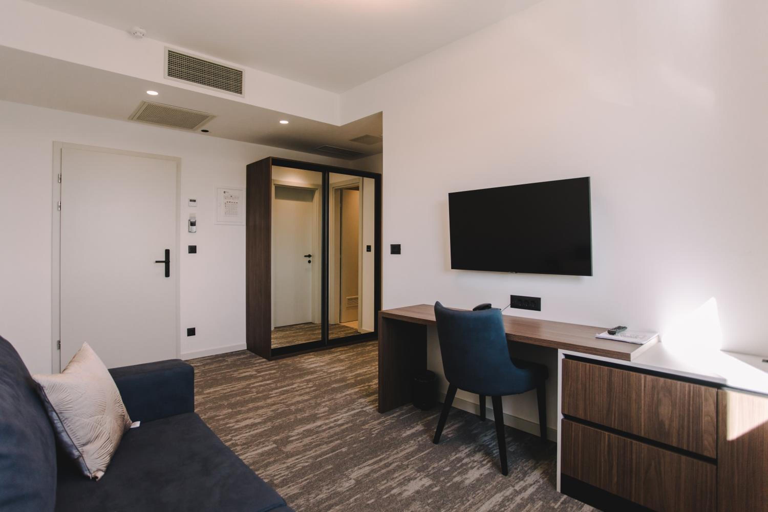 Deluxe King Room - Photo 8