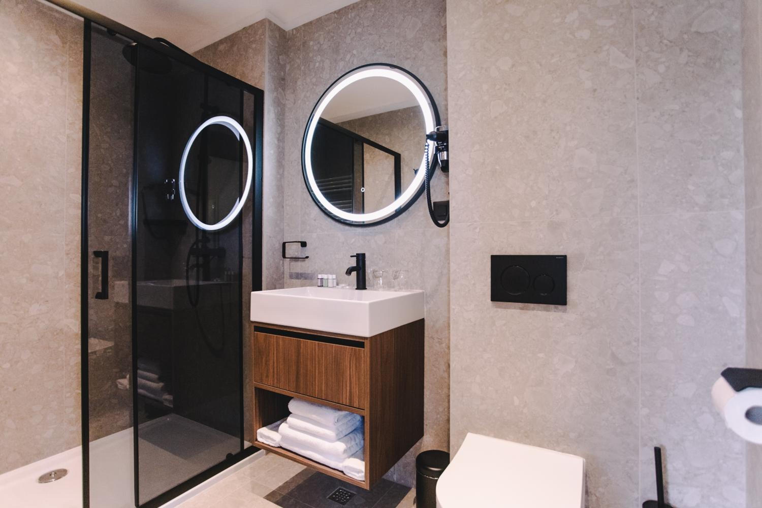 Deluxe Queen Room - Photo 9