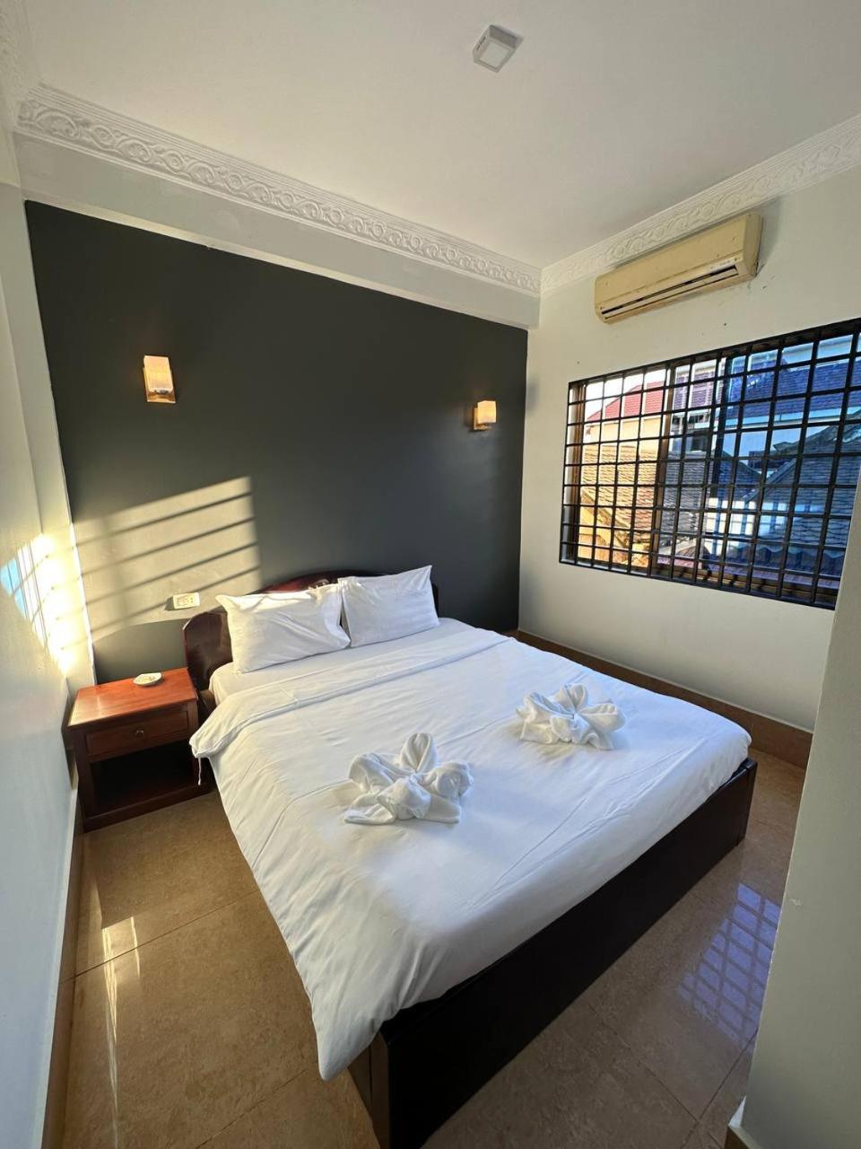 Budget Double Room - Photo 11