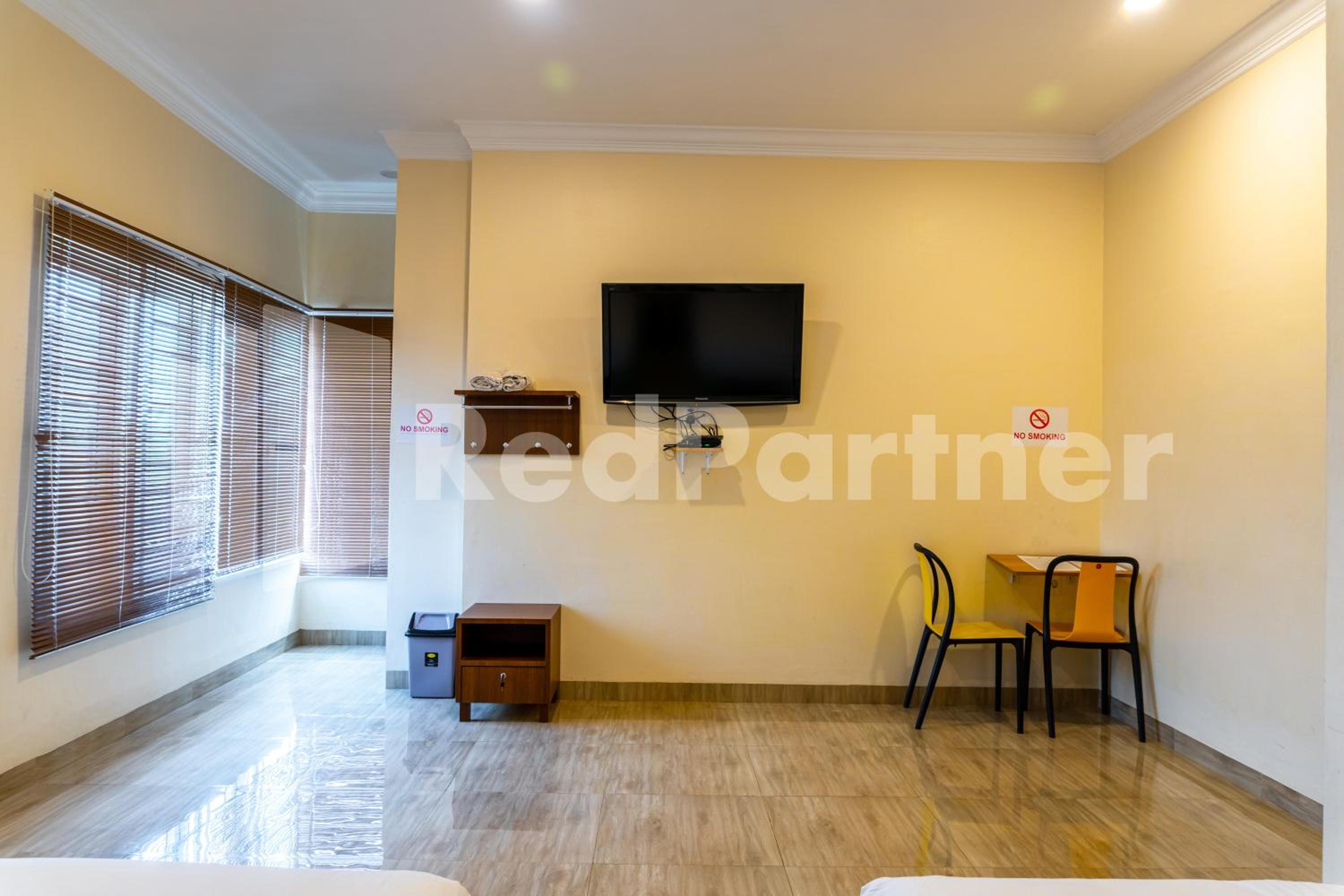 Family Room - Photo 2