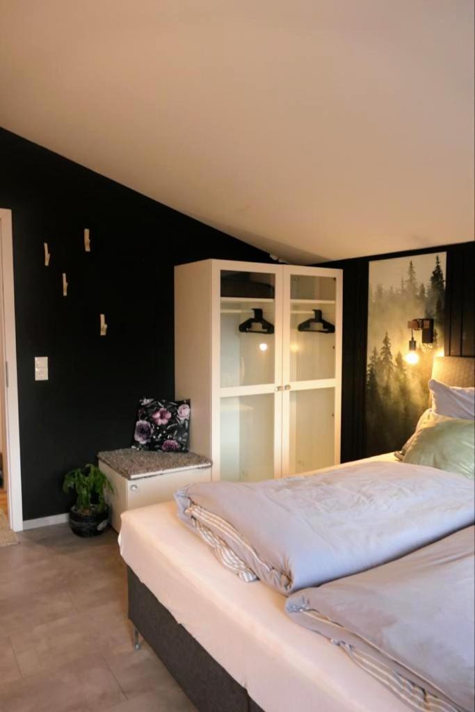 One-Bedroom Apartment - Photo 2