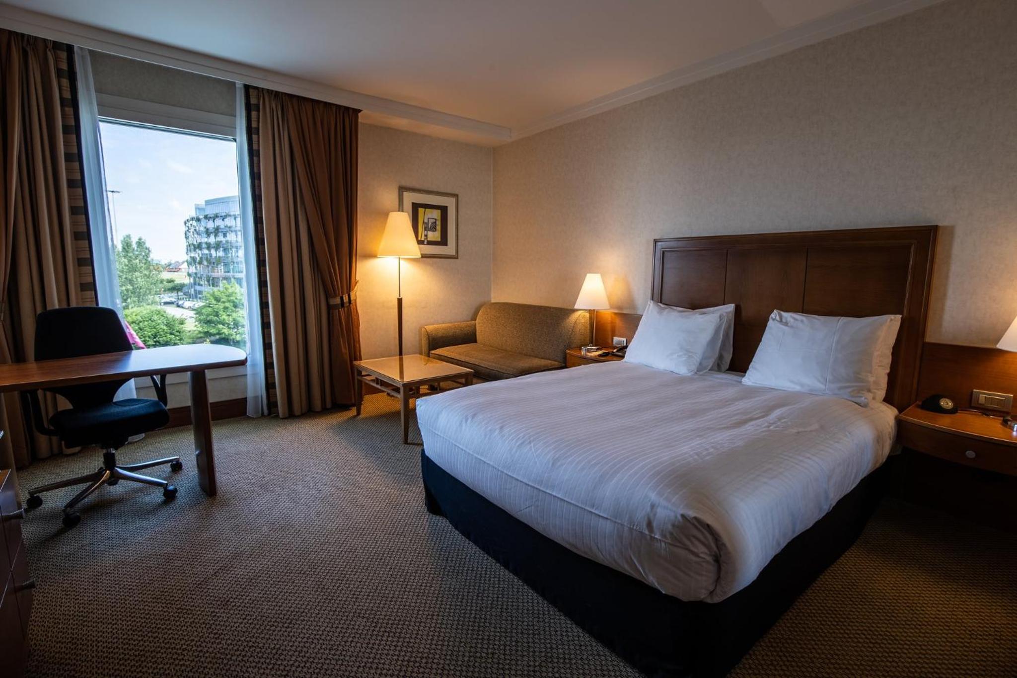 Premium Queen Room with sofa bed - Photo 4