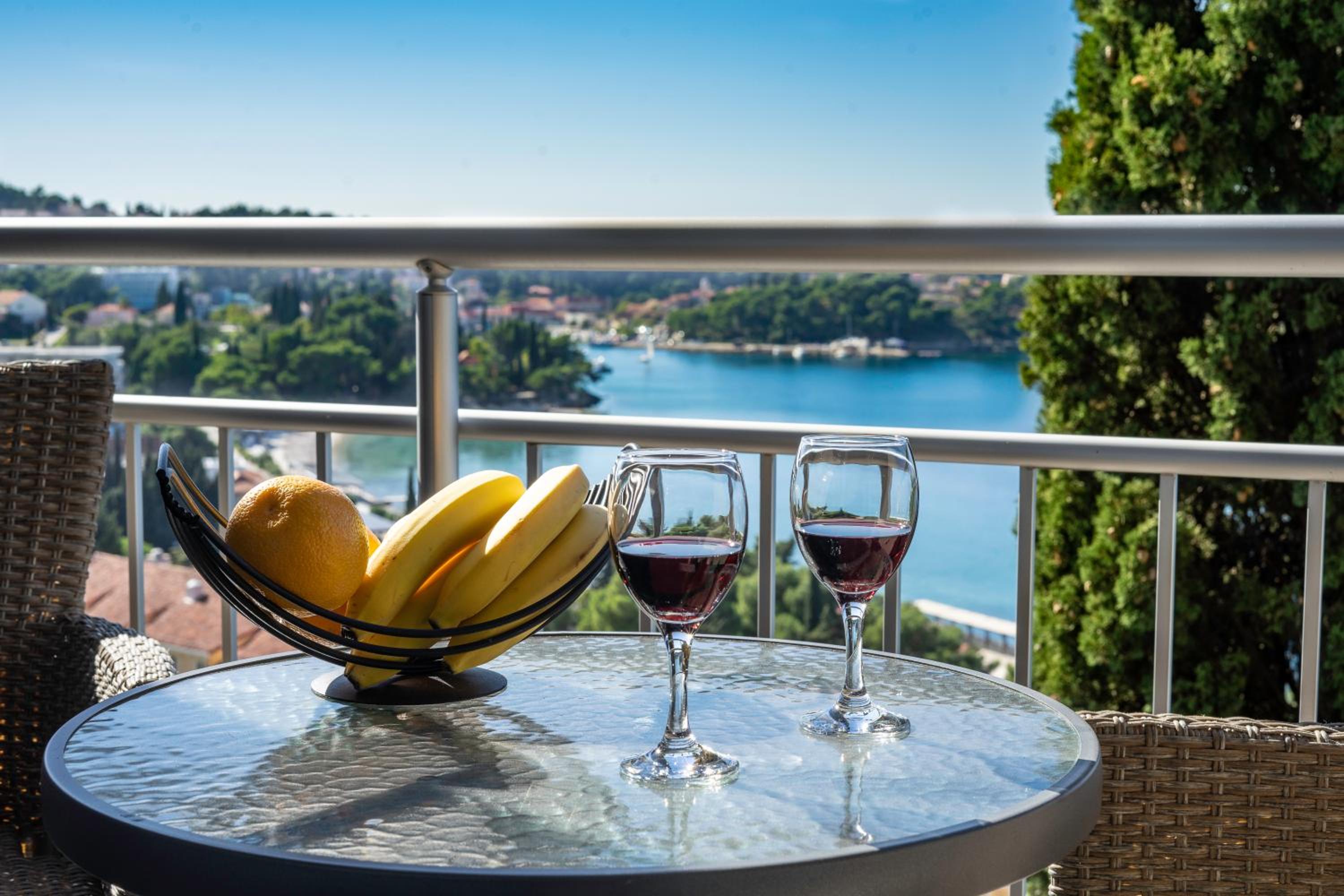 One-Bedroom Apartment with Sea View and Balcony photo 3