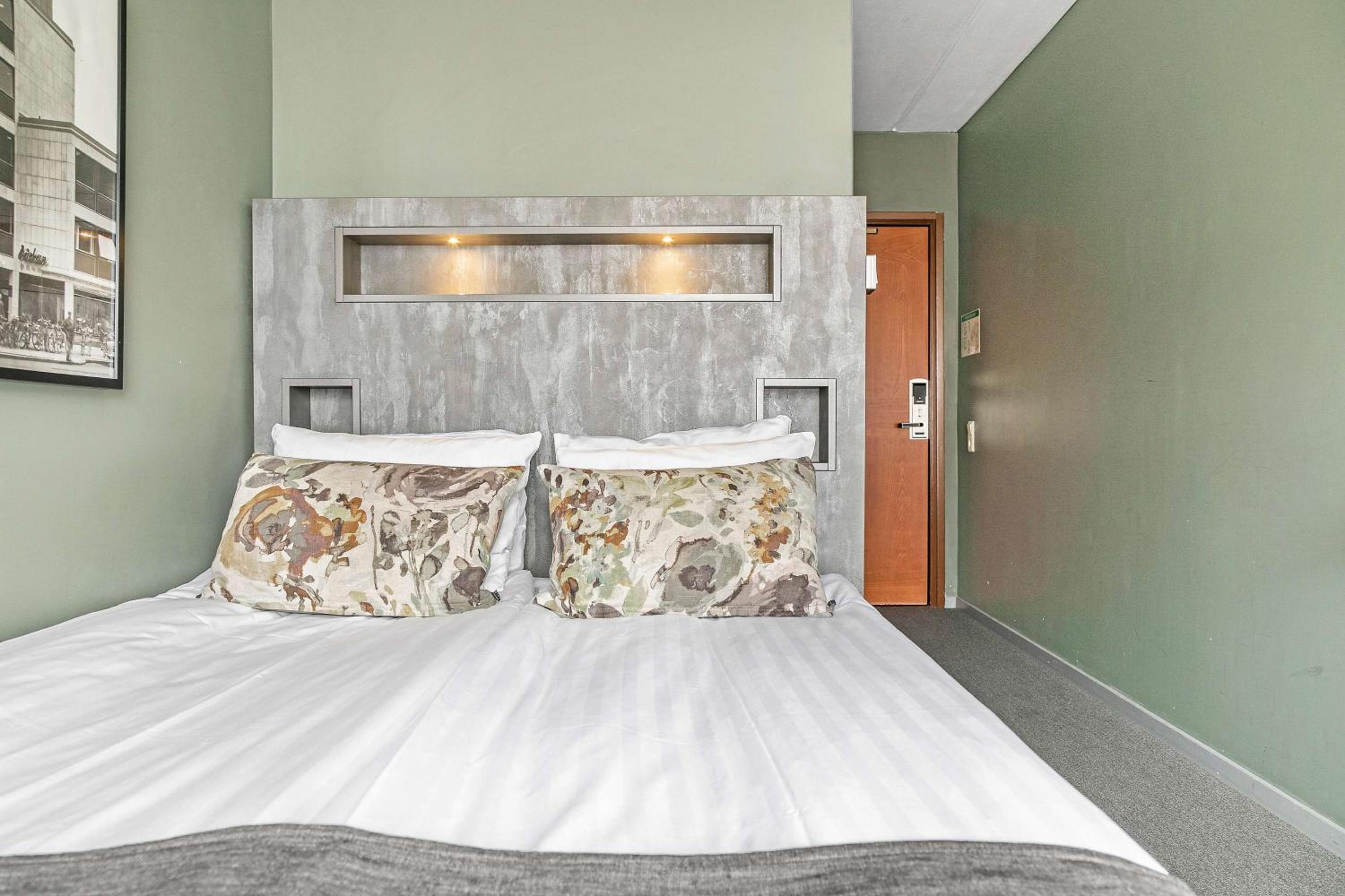Small Queen Room photo 1