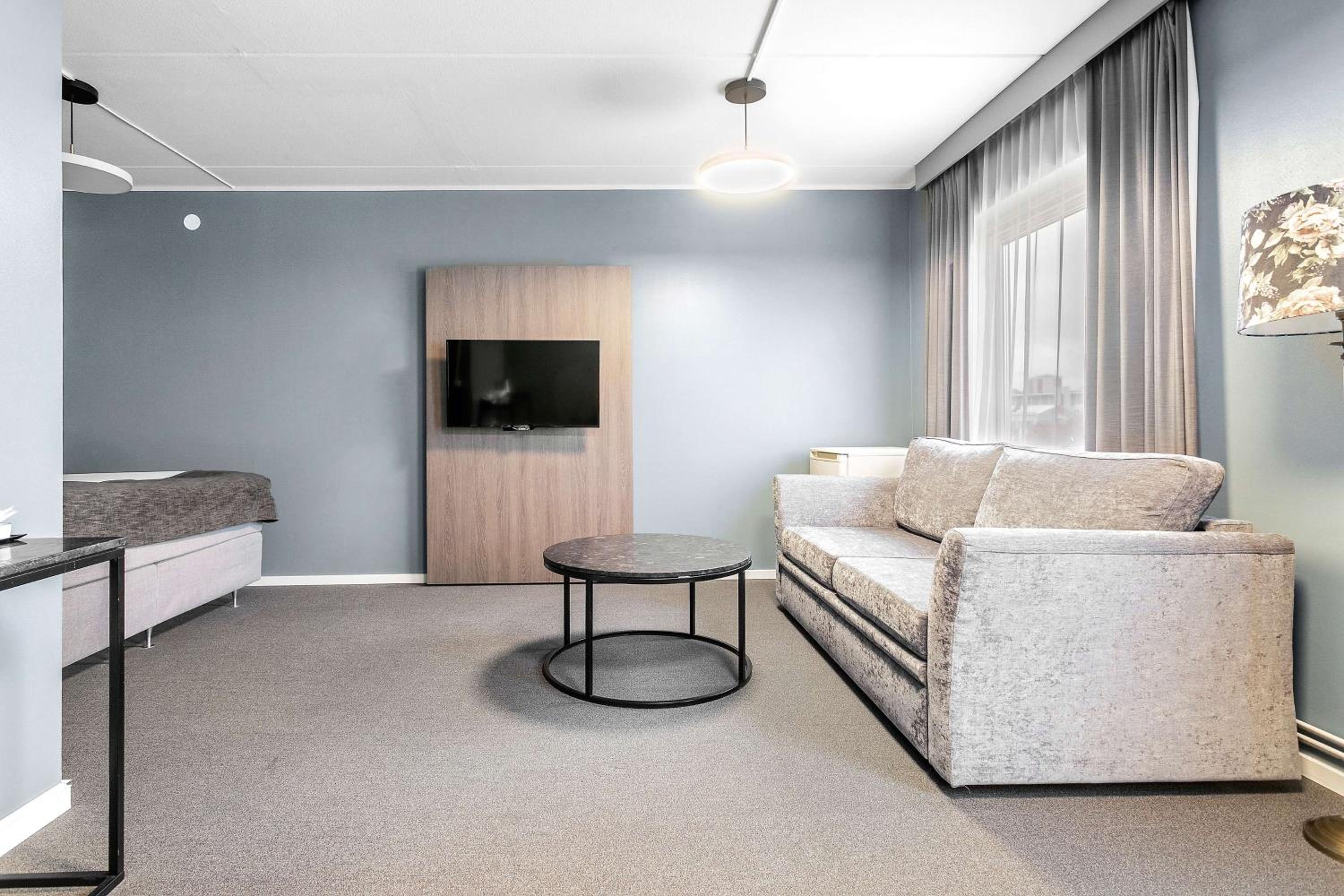 Superior King Room with Sofa Bed - Non-Smoking photo 3