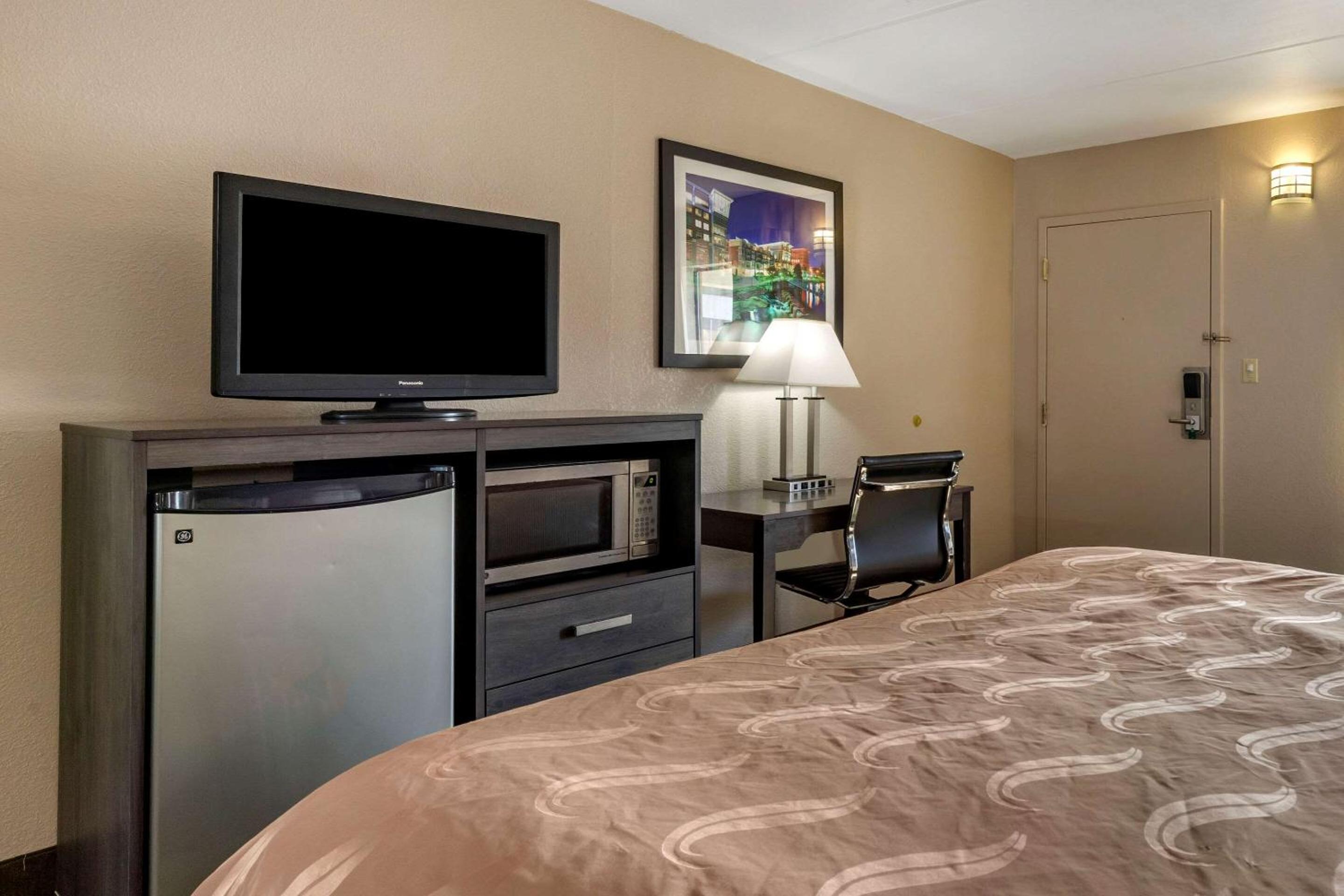 King Room - Non-Smoking - Photo 3