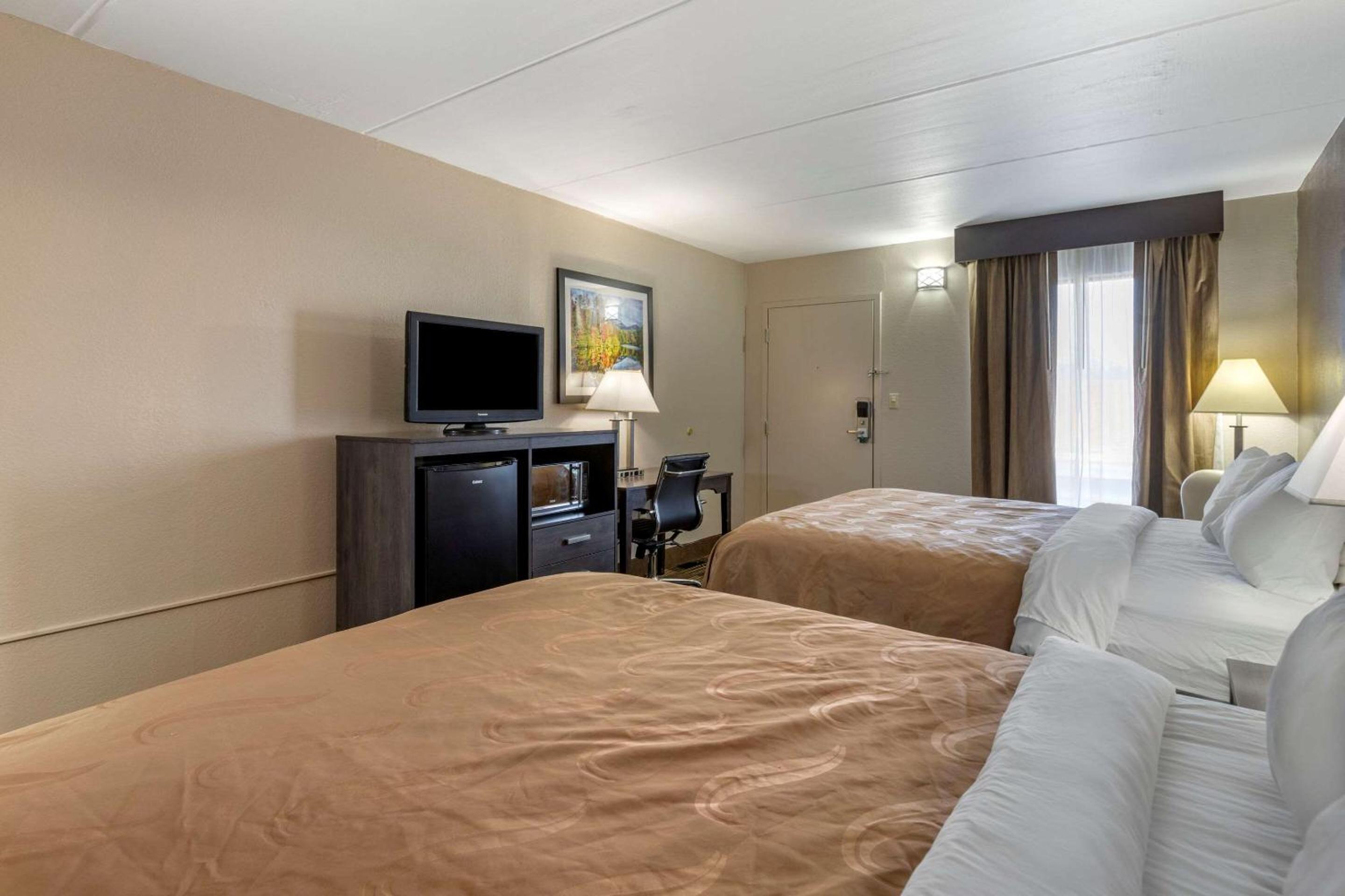 Standard Queen Room with Two Queen Beds - Non-Smoking - Photo 4