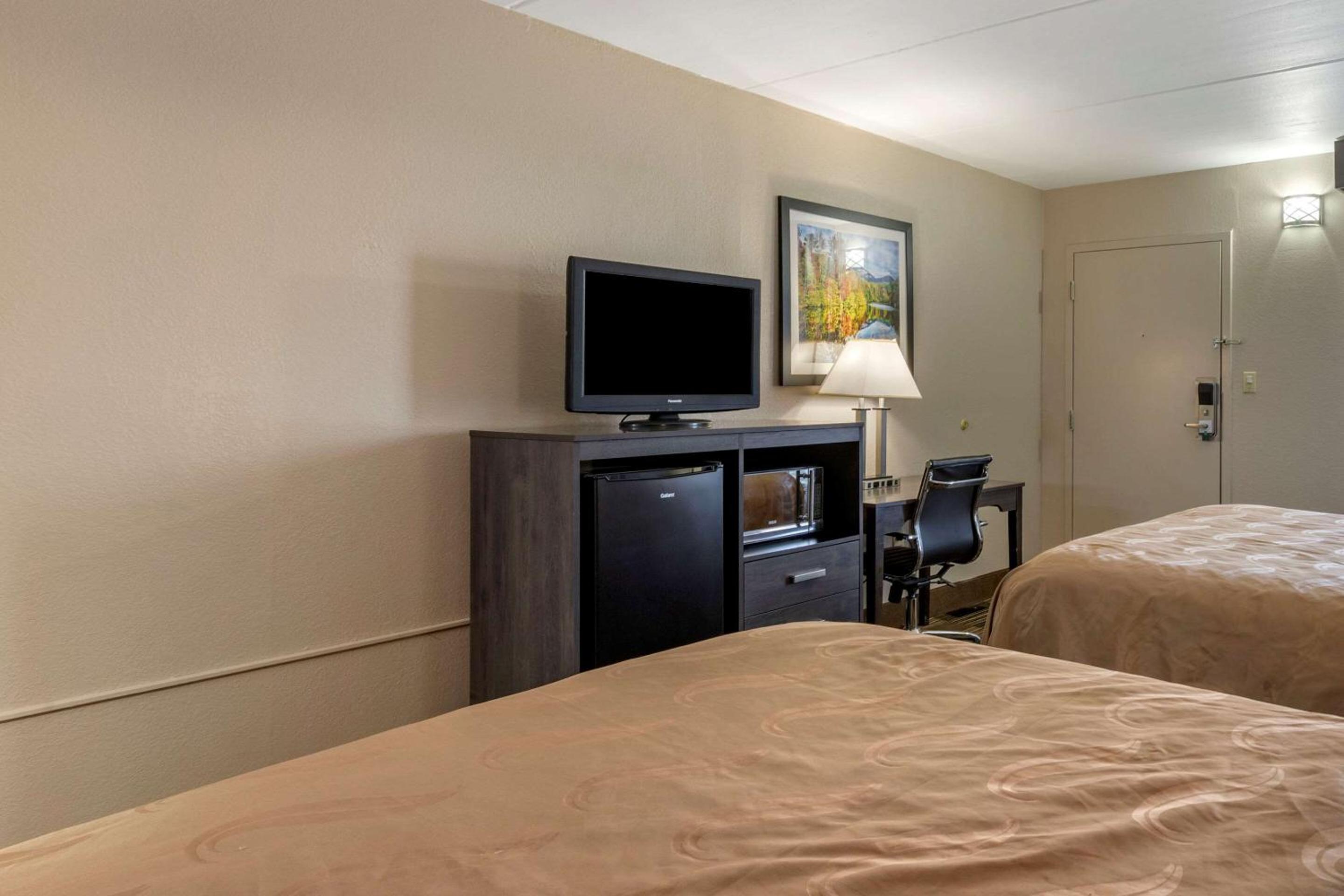 Standard Queen Room with Two Queen Beds - Non-Smoking - Photo 5