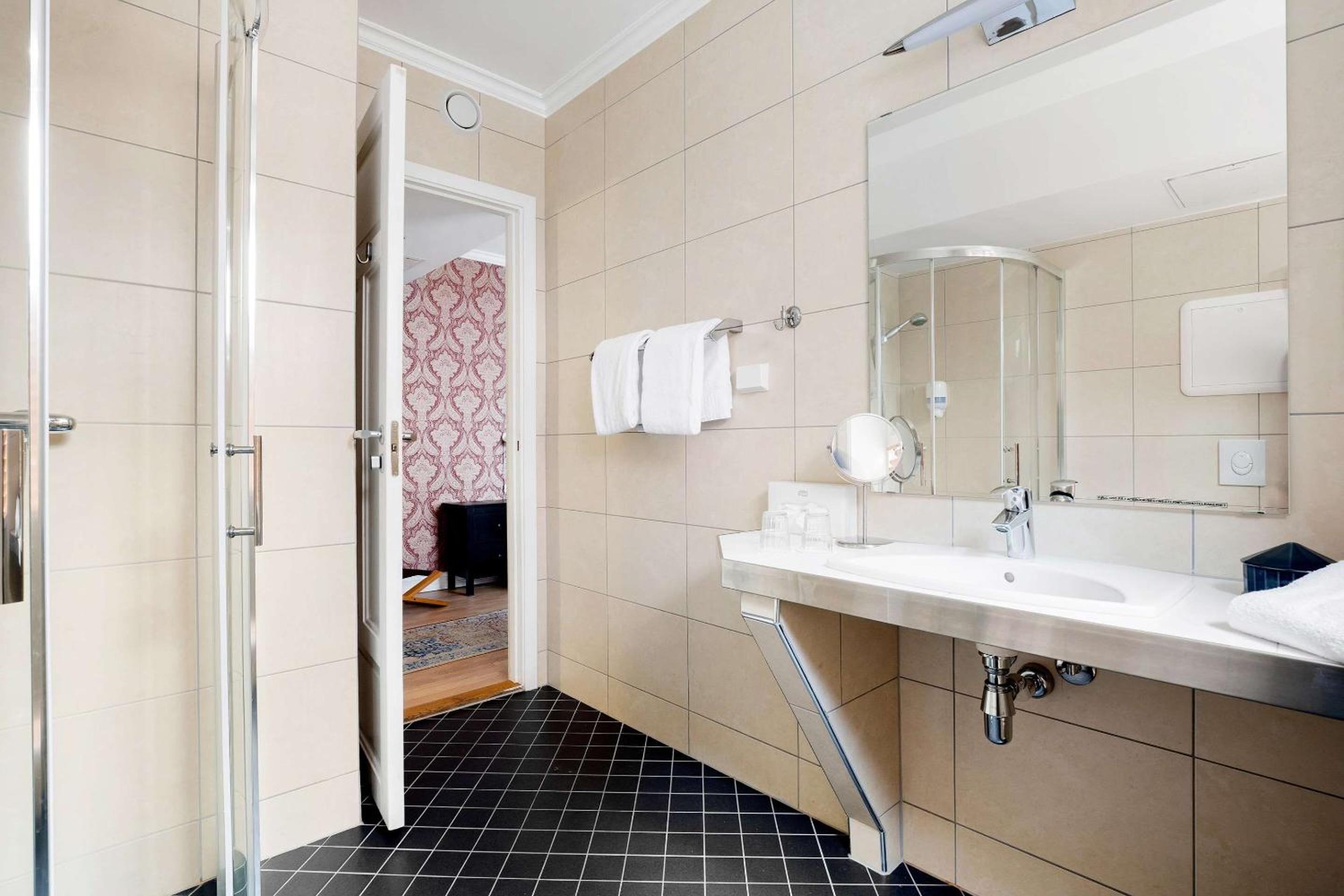 Superior Twin Room - Non-Smoking - Photo 10