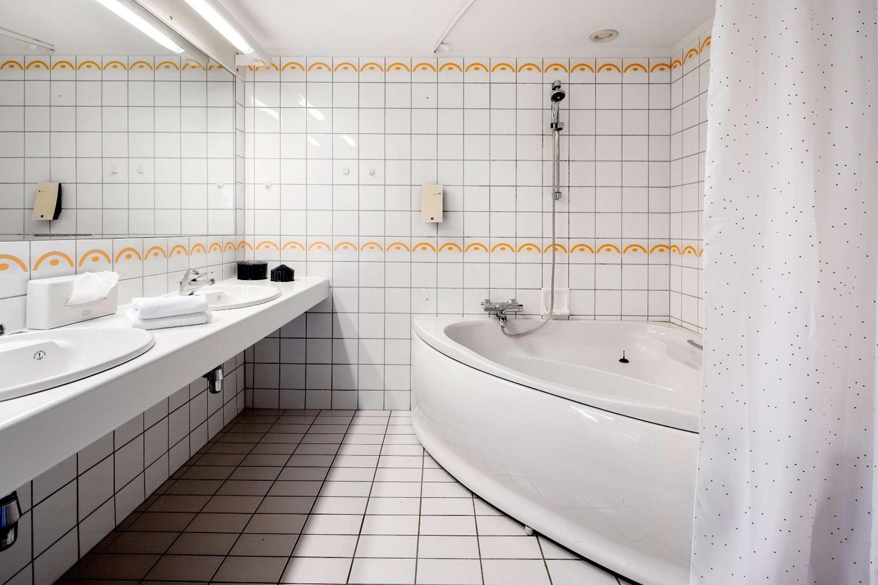 Superior Twin Room - Non-Smoking - Photo 2