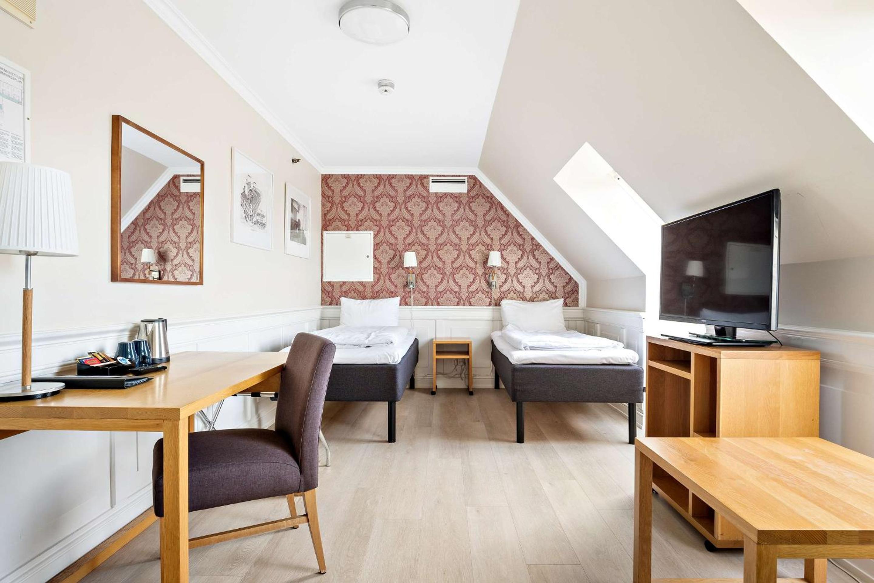 Standard Twin Room - Photo 3