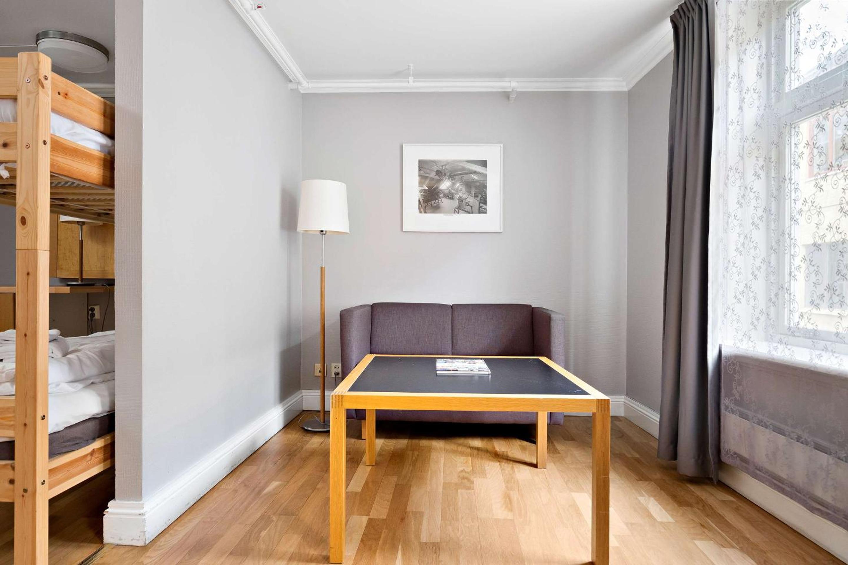 Family Room with Two Single Beds - Non-Smoking - Photo 4