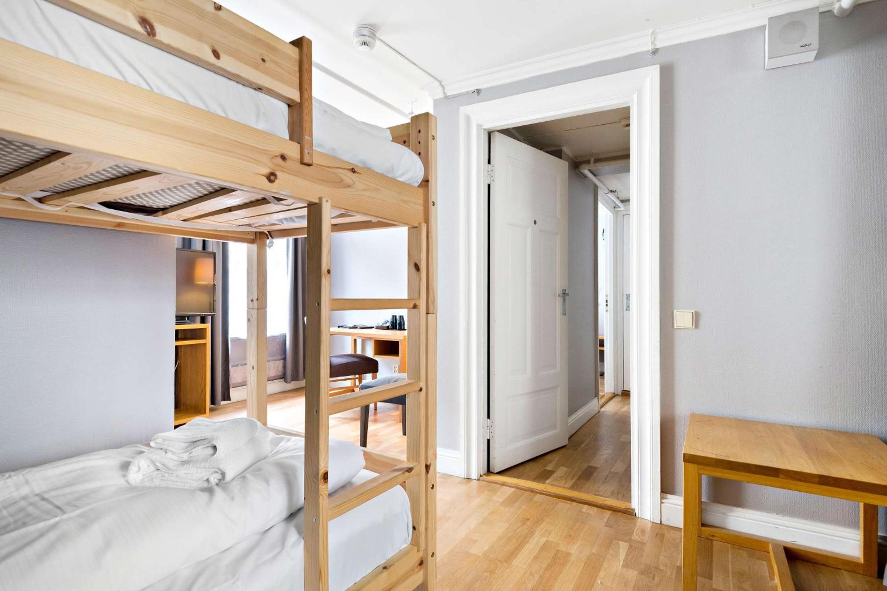 Family Room with Two Single Beds - Non-Smoking - Photo 5